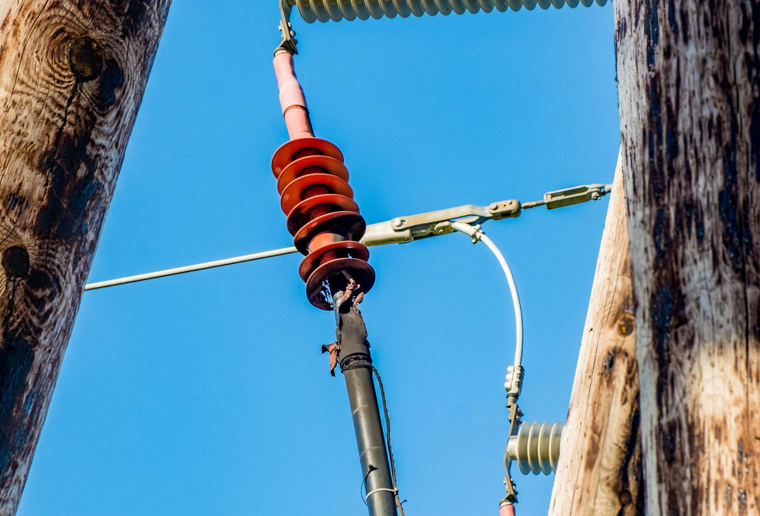 Det er forel&oslash;pig uklart hva som var &aring;rsaken til at det begynte &aring; brenne i h&oslash;yspentledningen. (Foto: Namsos brann og redning)