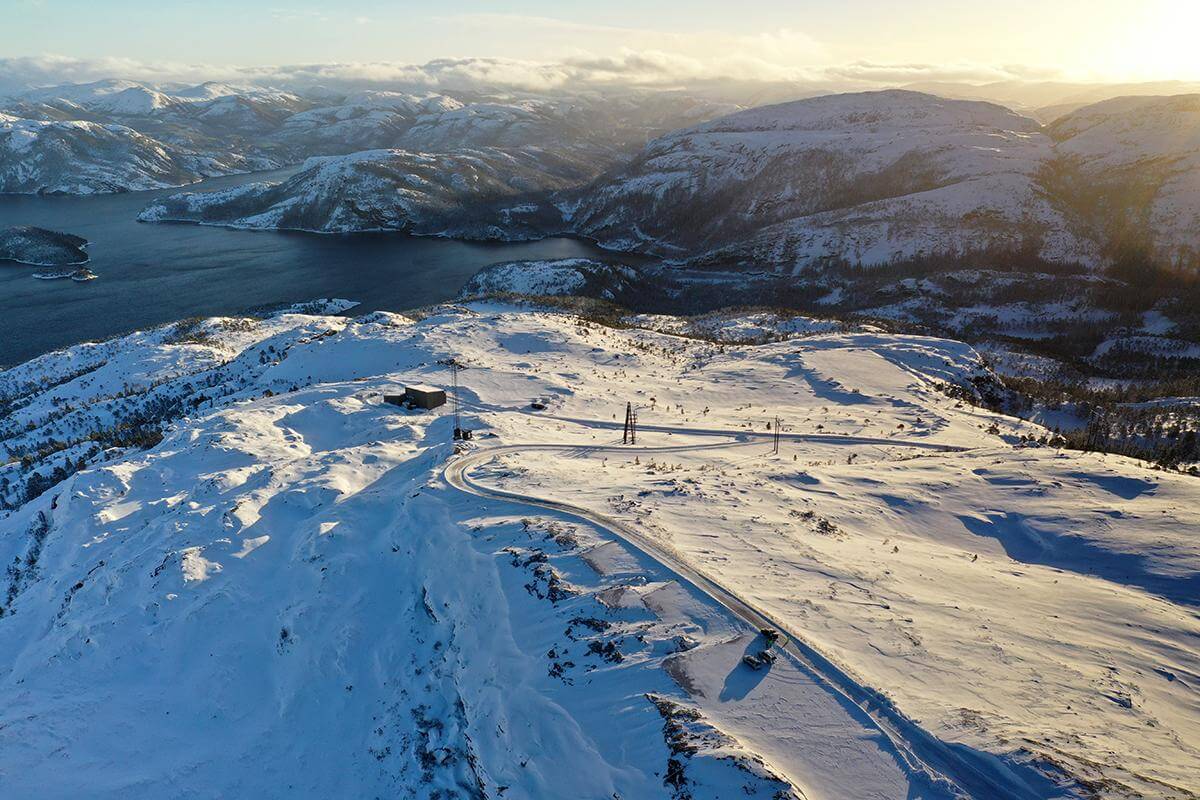 Veiene snor seg oppover fjellet, i bakgrunnen trafostasjonen.