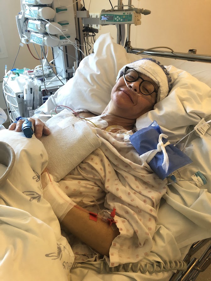 Biletet er tatt rett etter transplantasjonen i 2019. Puta p&aring; brystet er der for &aring; presse mot brystbeinet som vart delt under transplantasjonen. Foto: Privat