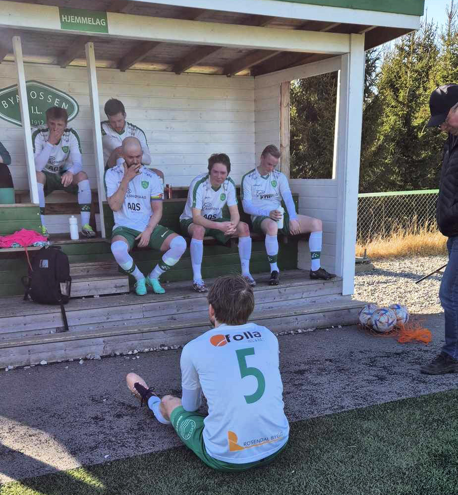 Peptalk i pausen i treningskampen mot Levangerstudentene. (Foto: Johnny Dahle)