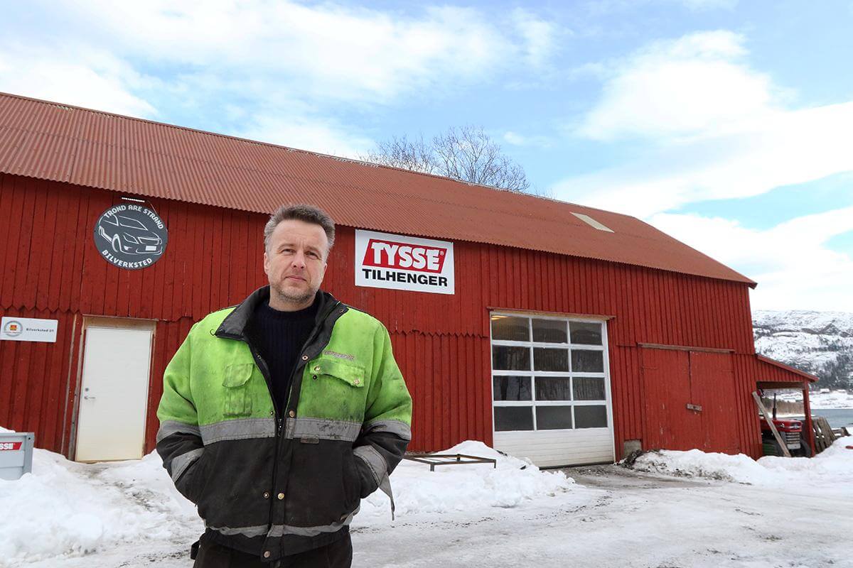 Trond Are Strands bilverksted holder til i et 90 år gammelt fjøs på gården Klongen på Stamnes.
