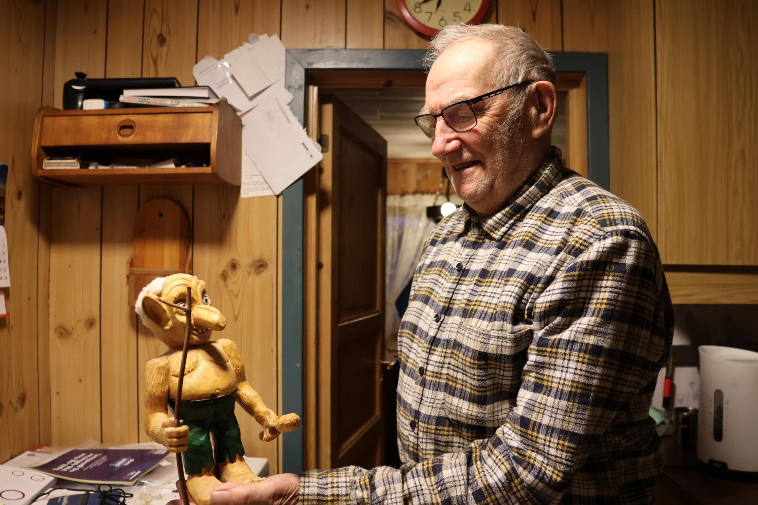 Trygve med trollet som søskenbarnet Philip laga då han var rundt 90 år.