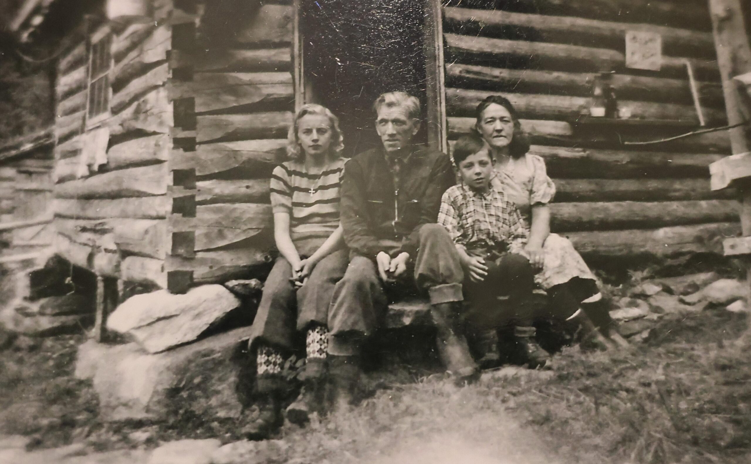 Gode dagar på setra. Trygve og mora til høgre på biletet. Foto: Privat.