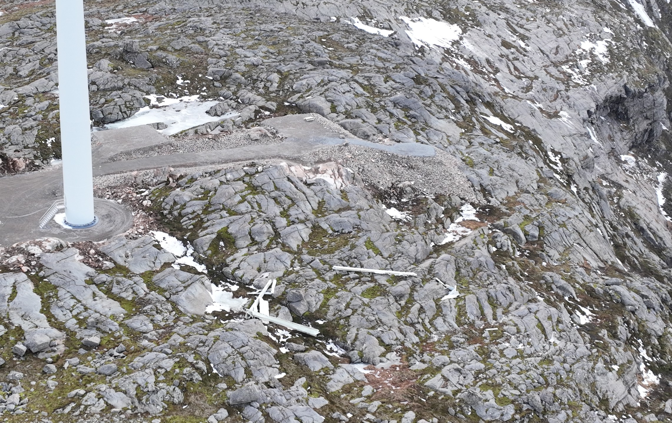 Et turbinblad veier 14 tonn, og n&aring;r deler av, eller hele, bladet faller ned, ser det slik ut. (Foto: Aneo)