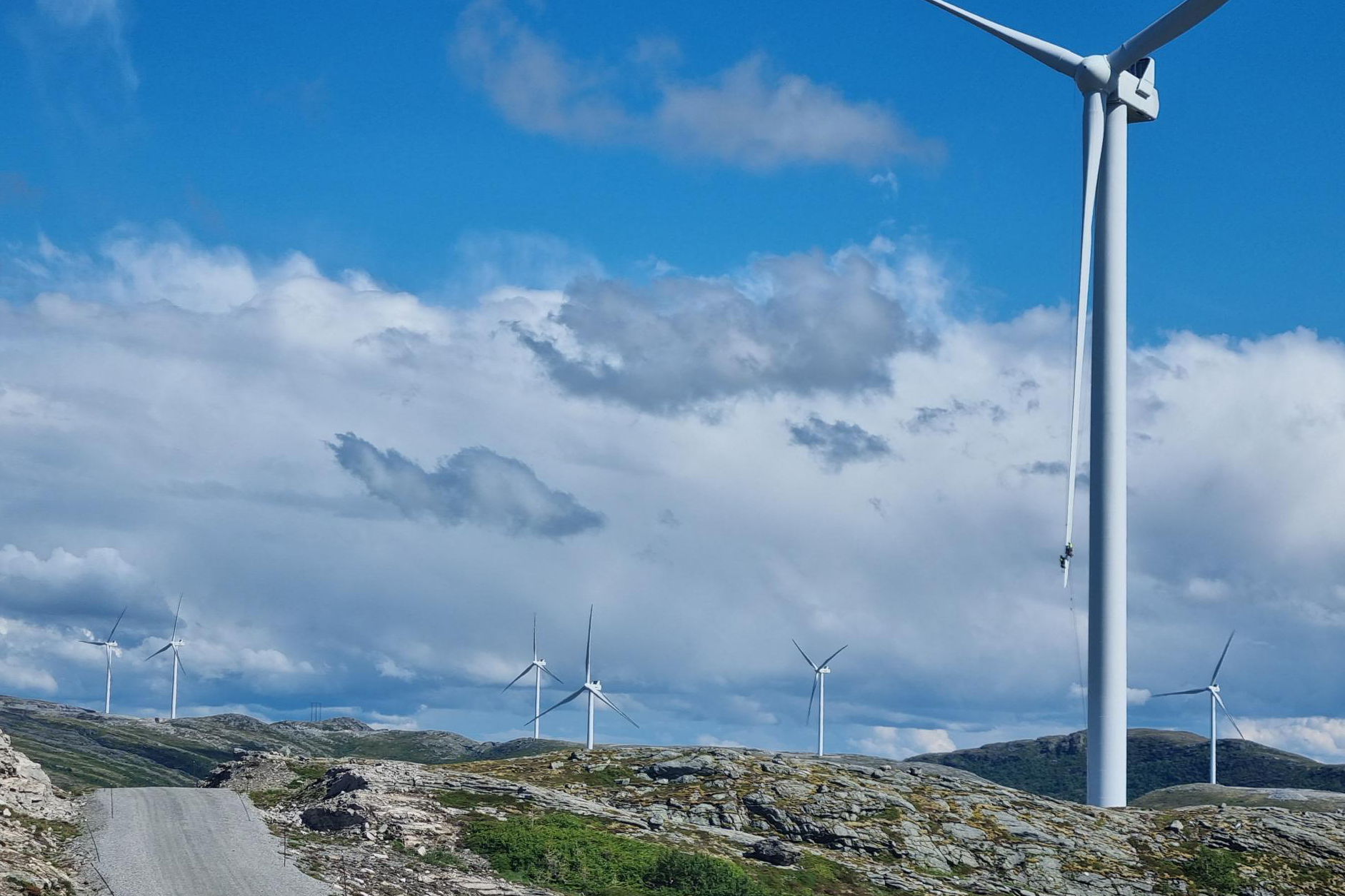 To teknikere i gang med &aring; sjekke et turbinblad i Roan vindkraftverk. I S&oslash;rmarkfjellet er turbinbladene 57,5 meter lange. (Foto: Aneo)