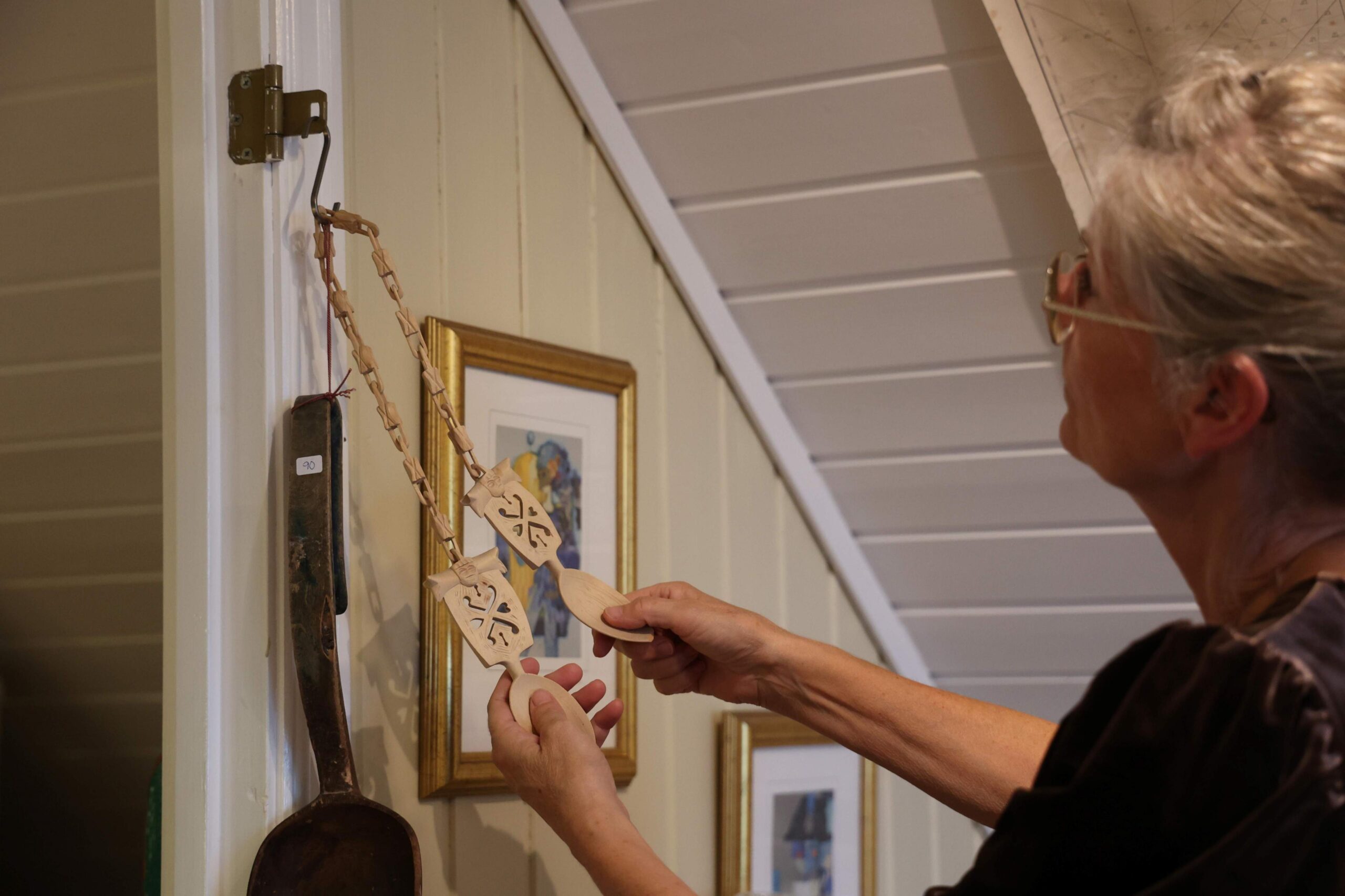 &ndash; Det ligger et imponerende h&aring;ndverk bak mange av disse gjenstandene, sier Turid Tyholt. 