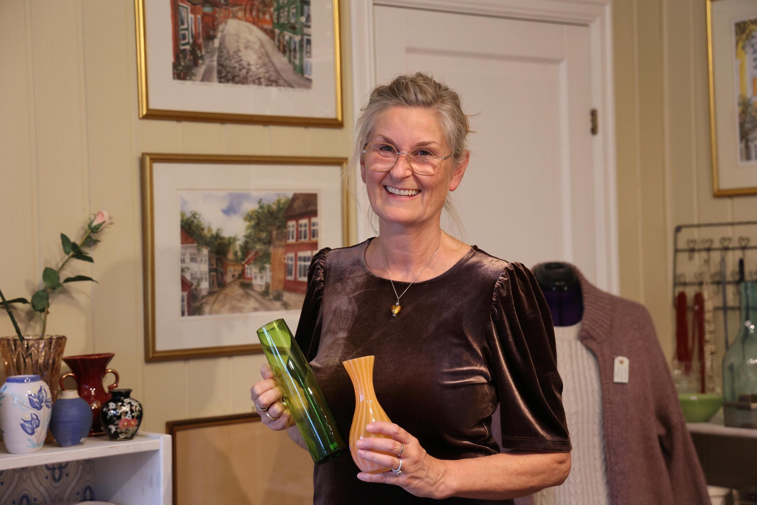 - Er det noe jeg har, s&aring; er det vaser, sier Turid Tyholt. 