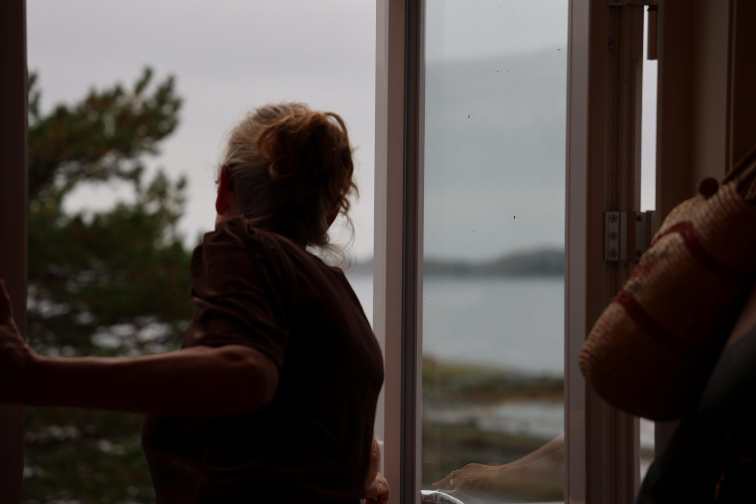 Turid Tyholt trives godt p&aring; Vik, med lidenskapen for gjenbruk og havutsikten side om side. 