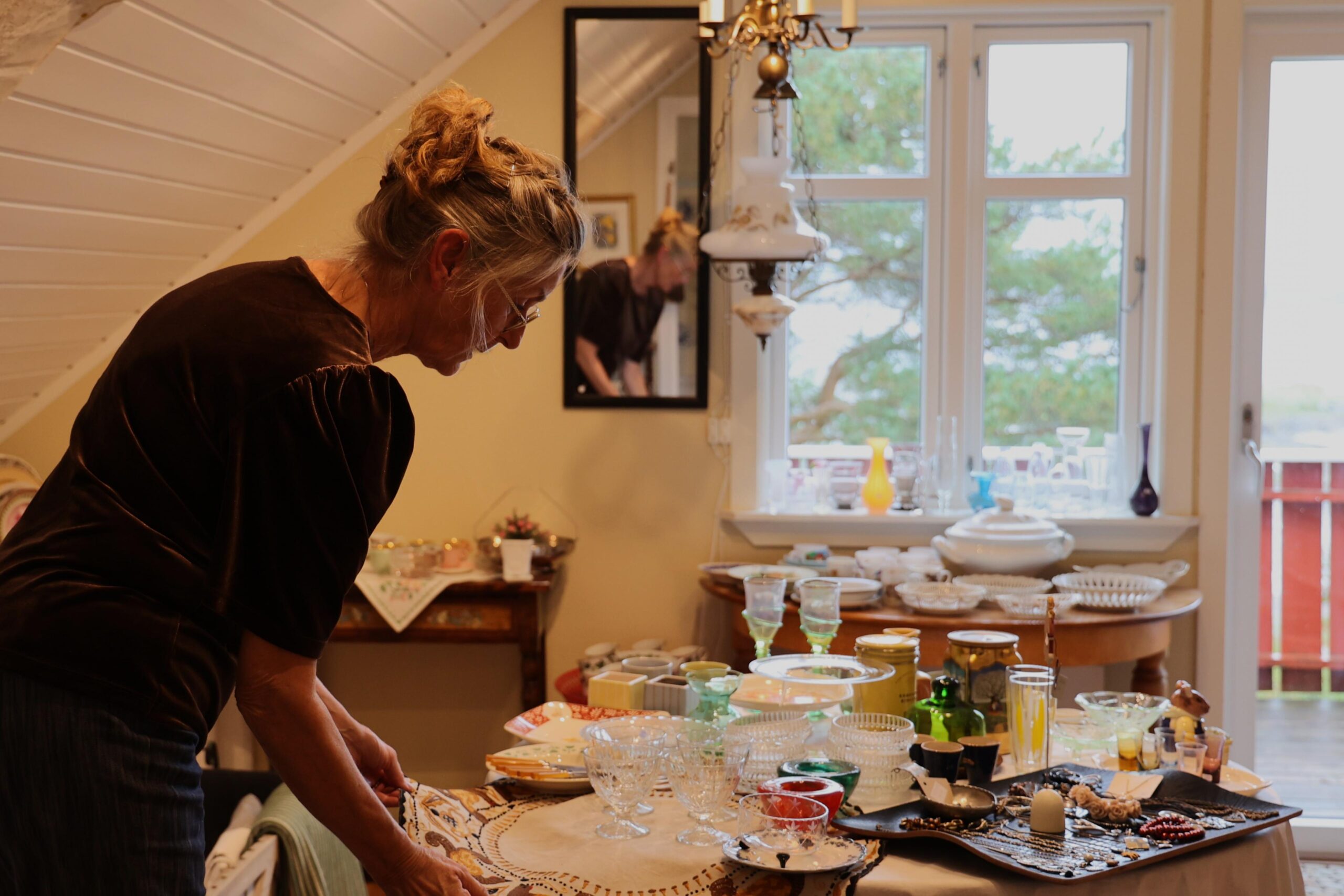 Butikken ligger i andreetasjen p&aring; huset hun deler med samboer Svend Aag&aring;rd. 