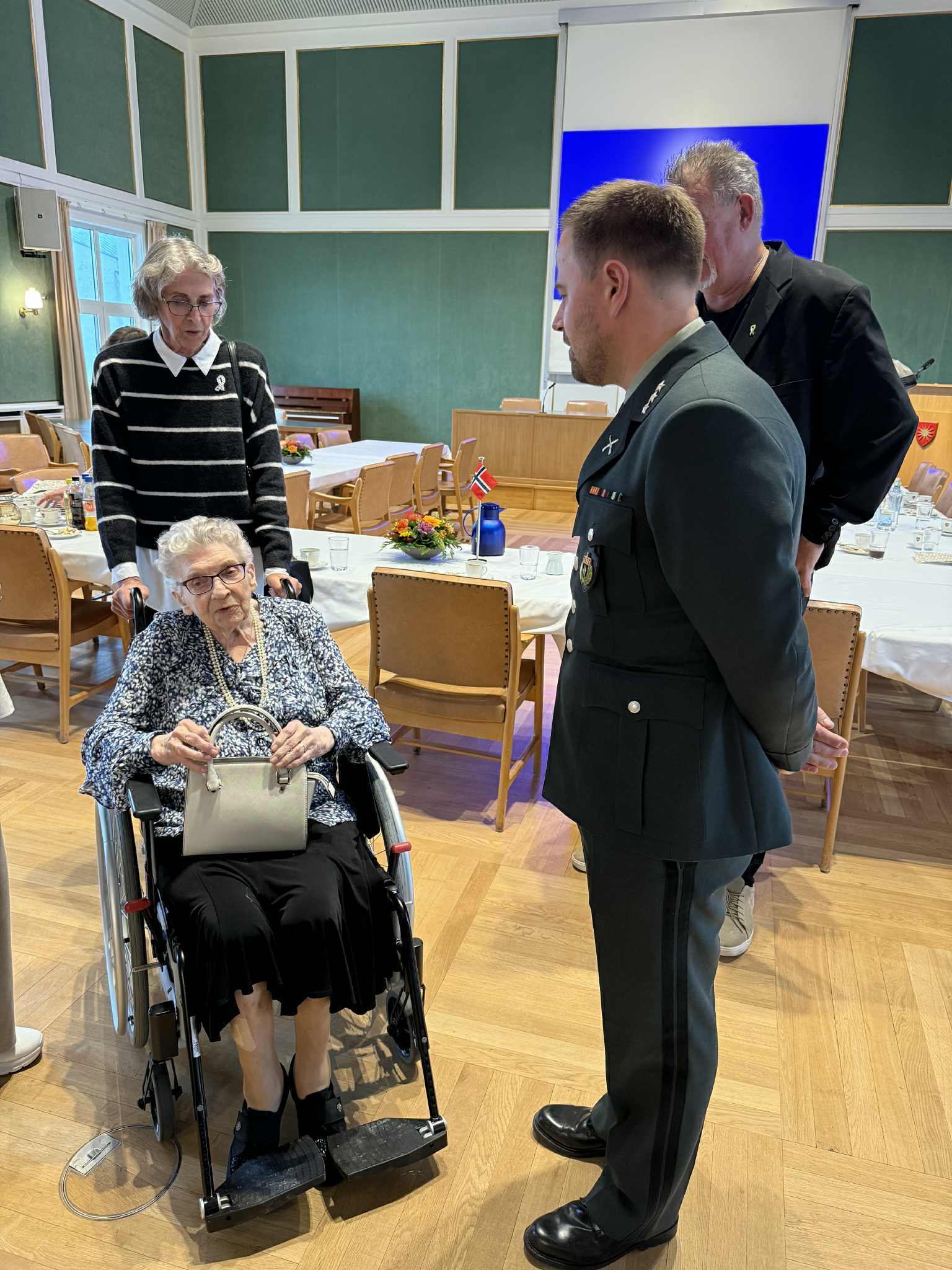 Turid &Oslash;ien fulgte sin mor Solveig til utdelinga. Her i samtale med representanten for Heimevernet. (Foto: Randi Eriksen Kristiansen)