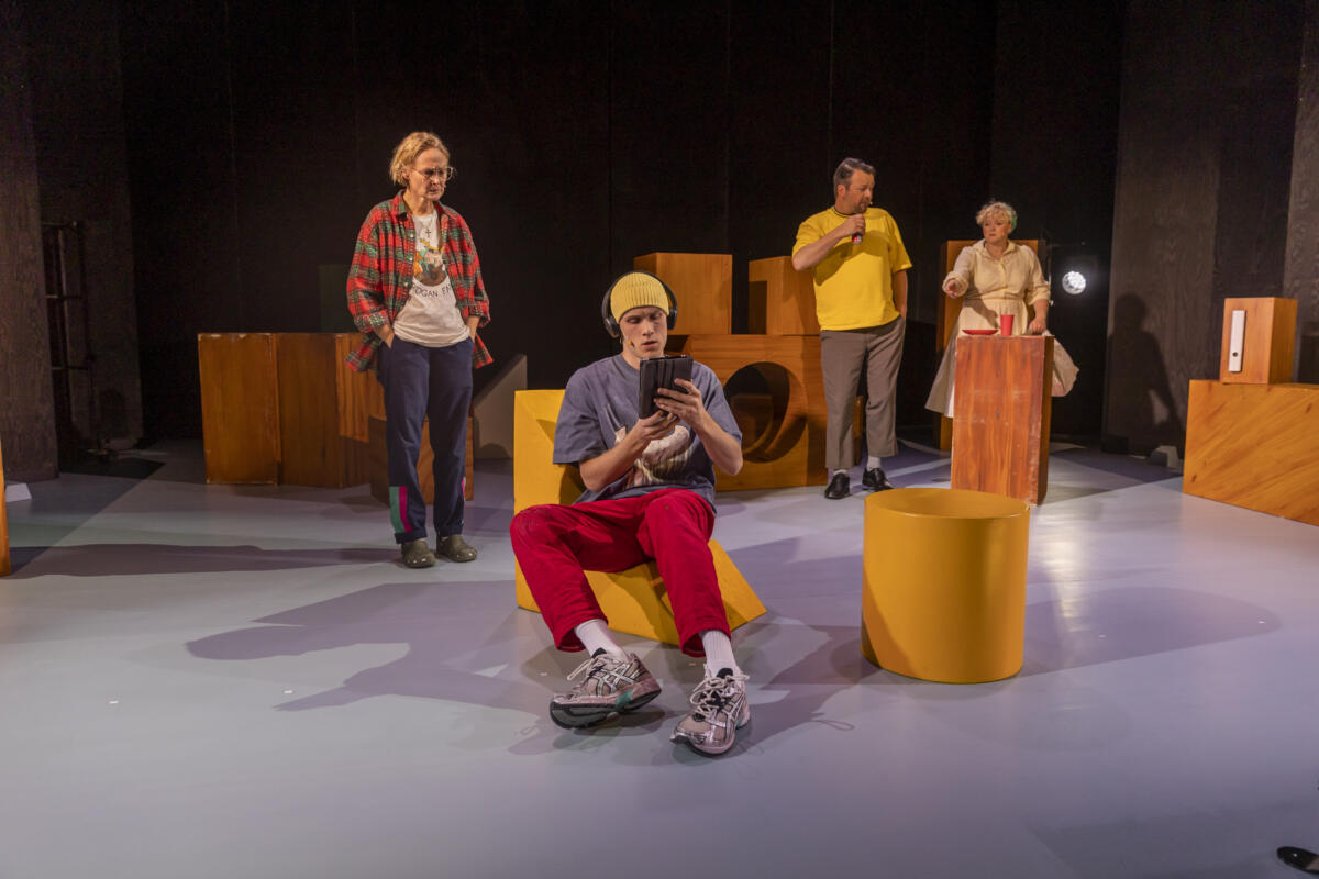 EN STERK TEATEROPPLEVELSE: Fire skuespillere inviterer publikum til å reflektere over samfunnets holdninger til det å være «normal». (Foto: Turnéteateret i Trøndelag)