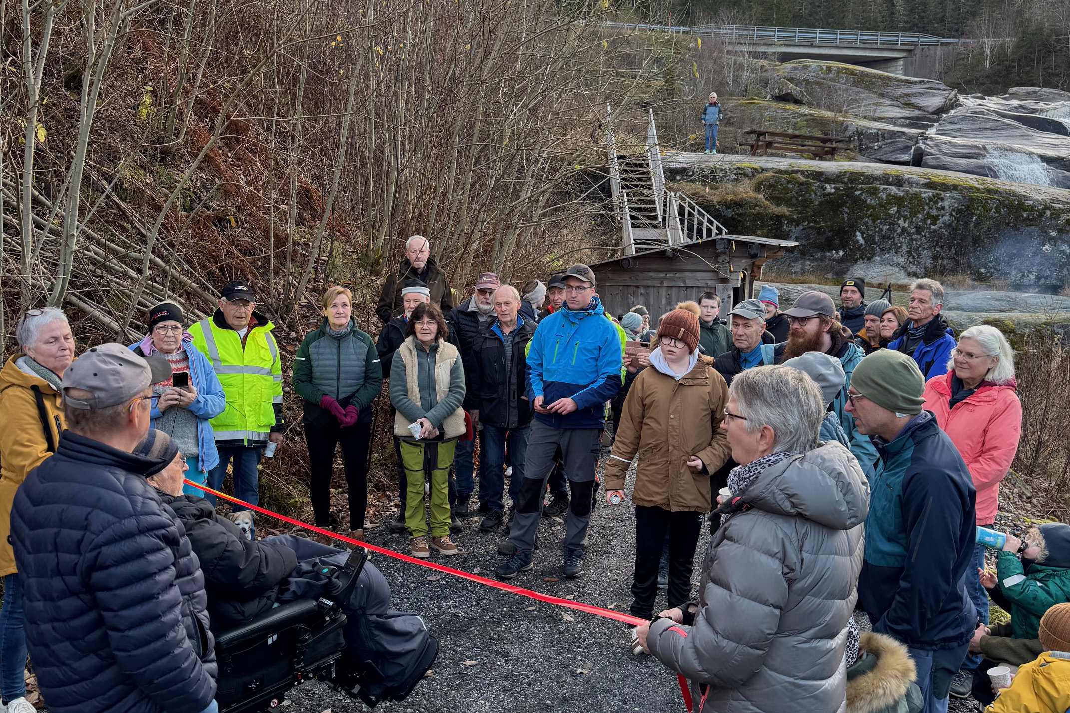 Mange m&oslash;tte opp for &aring; delta p&aring; den offisielle &aring;pninga av turstien. (Foto: Hans Petter Laukvik)