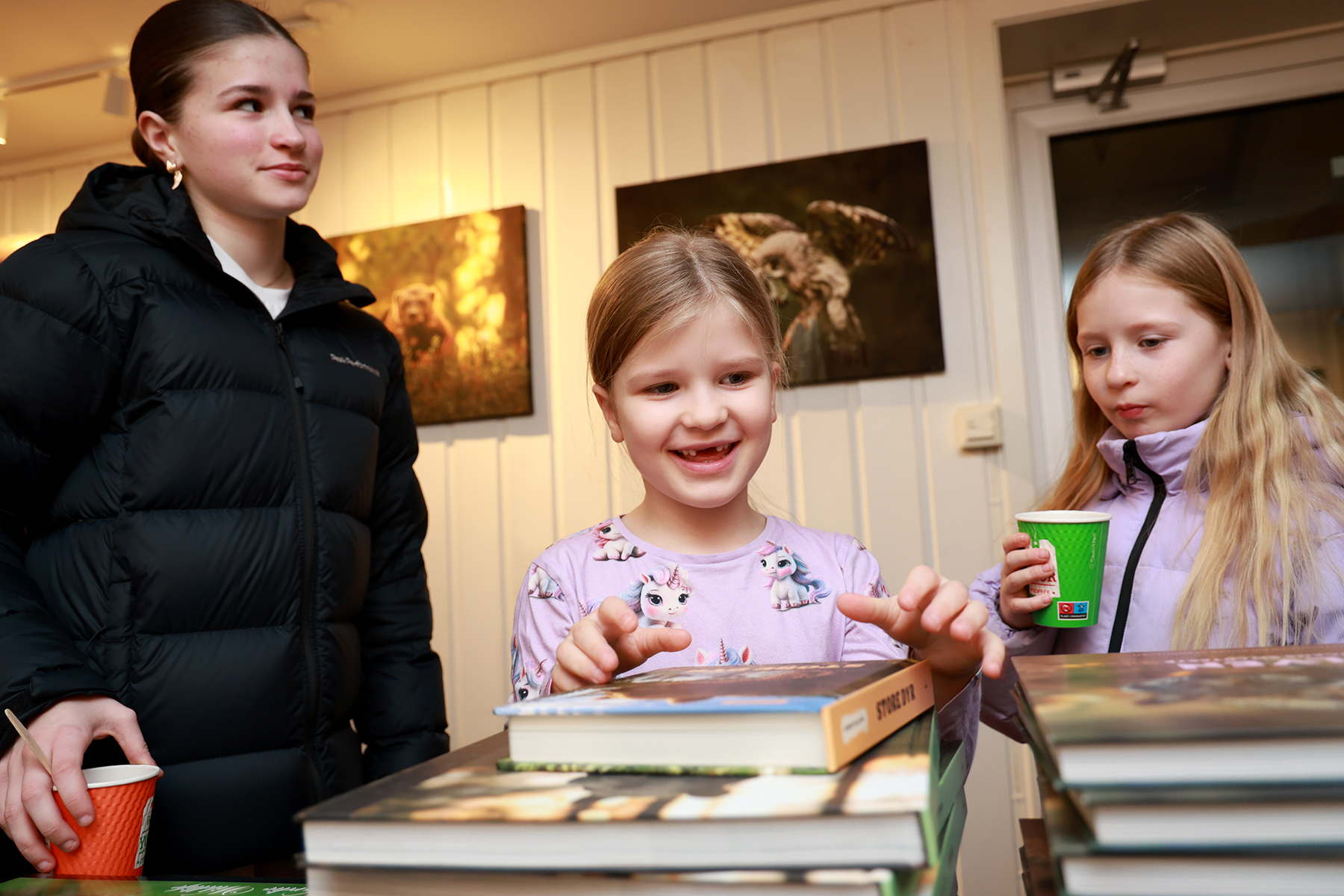 Fr&oslash;ya falt for barneb&oslash;kene om ville dyr, da hun bes&oslash;kte utstillinga sammen med s&oslash;strene Elisia (til venstre) og Cornelia.