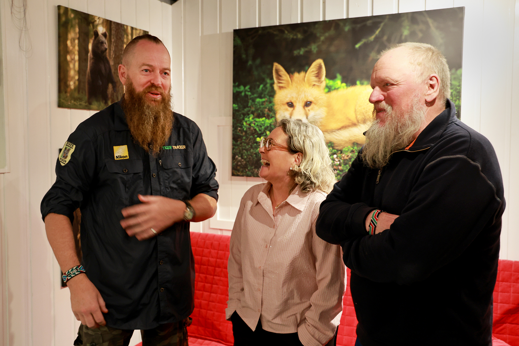 Roger Brendhagen har v&aelig;rt fast gjest hos Wenche og Ole Martin Dahle, og de var selvsagt p&aring; plass da utstillinga ble &aring;pnet. Med i utstillinga er ogs&aring; bilder tatt i Flatanger.