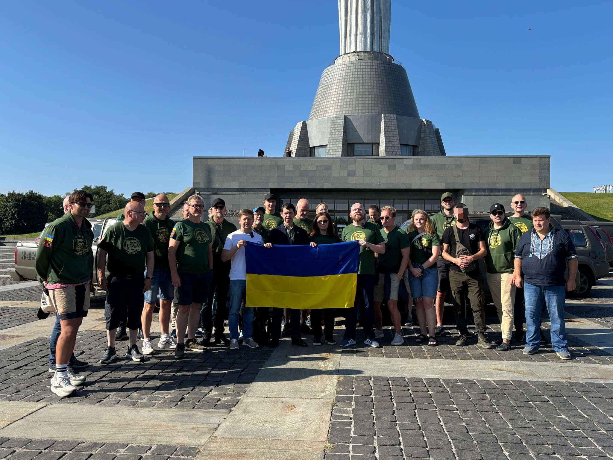 Deltakerne på turen foran Mor Ukraina-monumentet. Trond Are Strand står litt skjult bakerst. (Foto: Privat)