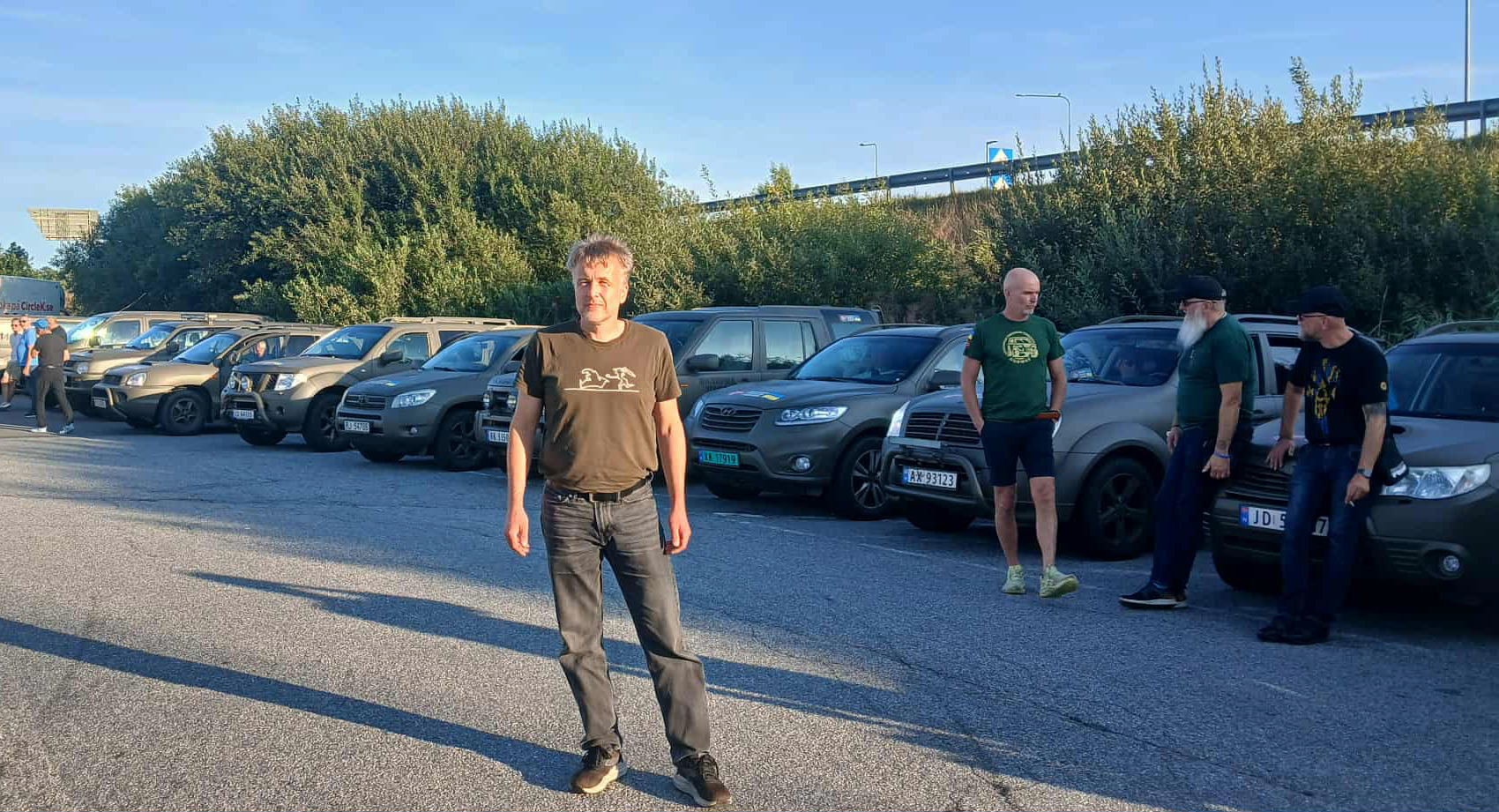 En stopp underveis på en bensinstasjon for å fylle tanken, før Trond Are Strand og de andre kjører videre mot Kyiv.