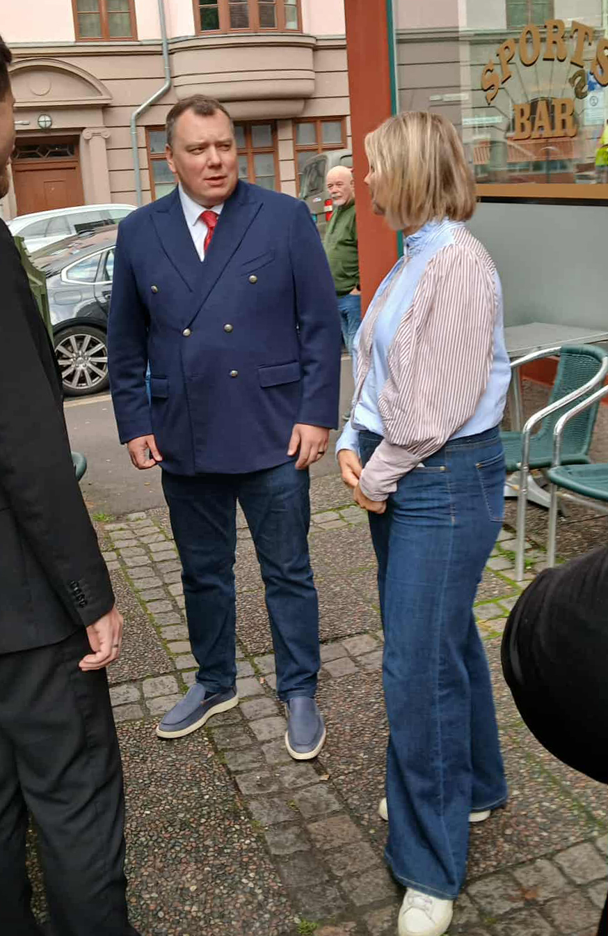 Ukrainas ambassadør til Norge, Oleksii Havriyh, og Venstre-leder Guri Melby, var til stede da konvoien startet fra Oslo. (Foto: Trond Are Strand)