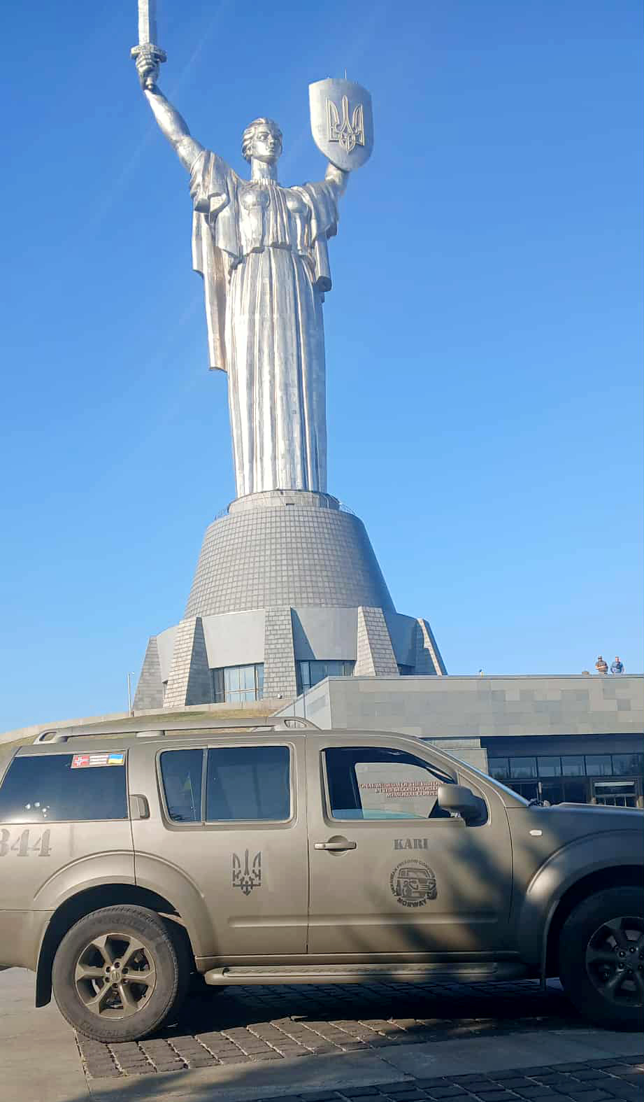 Dette er bilen Trond Are Strand kjørte til Kyiv. Her er den vel framme foran Mor Ukraina-monumentet, der den ble overtatt av ukrainske soldater og straks tatt i bruk i kampen mot Russland. (Foto: Trond Are Strand)