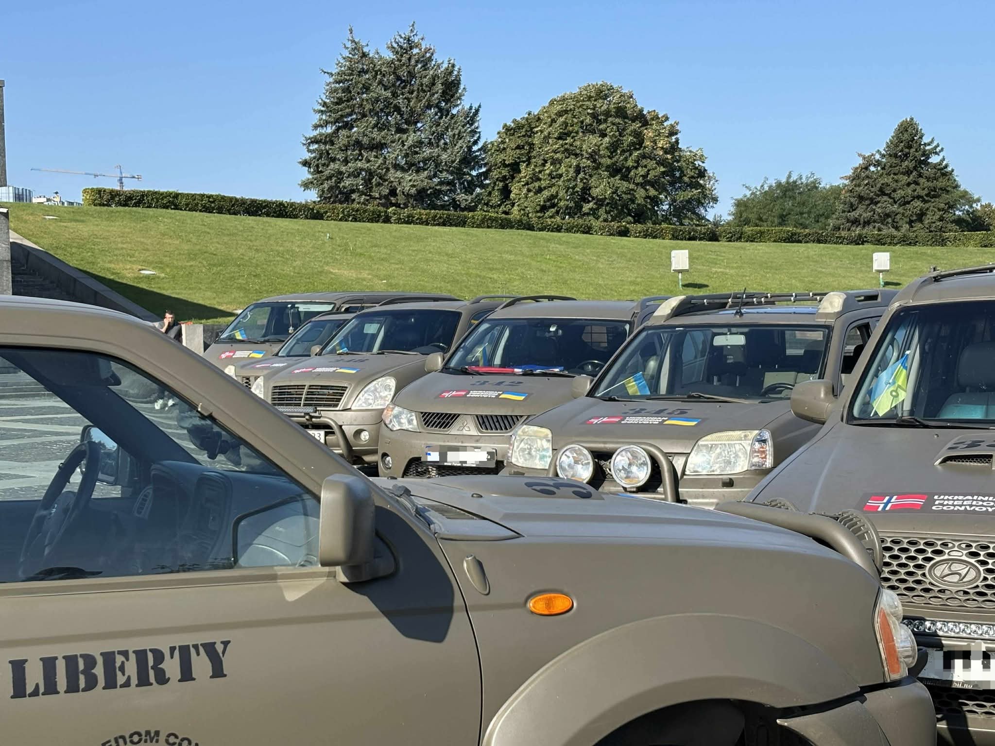 Frivillige saumfarer finn.no etter firehjulstrekkere som kan doneres til Ukraina. Bilene blir malt om og fikset på dugnad, før de kjøres til Ukraina. (Foto: UFC)