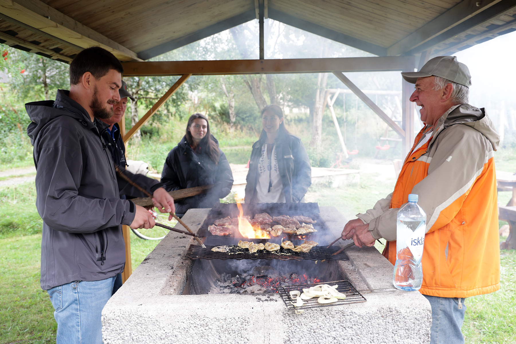 Denys Avdieiev (til venstre) og Oleksander Hurin har kontroll p&aring; grillen.