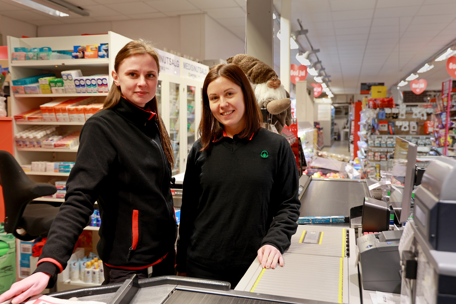 Kateryna (Katja) Polska (til venstre) og Kateryna Mykhailenko er ofte &aring; se i kassen, og de stortrives med fast jobb.
