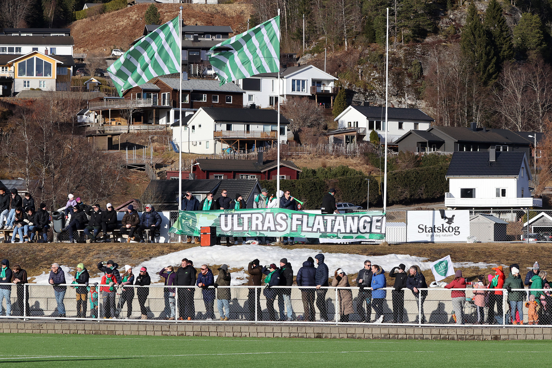 Flatanger-supporterne var p&aring; plass i det kalde v&aring;rv&aelig;ret, og s&oslash;rget for stemning p&aring; tribunen.