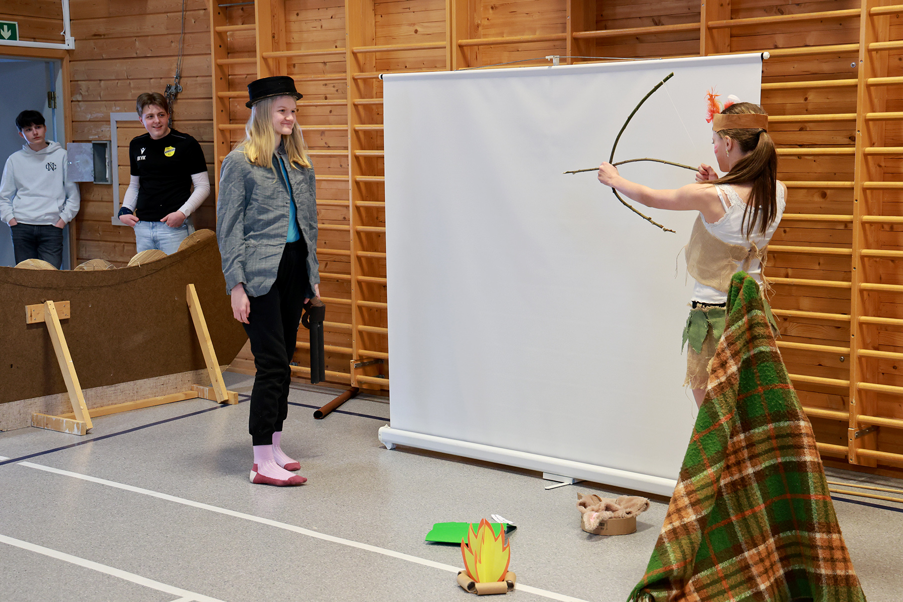 M&oslash;tet mellom den hvite mann og indianerne ble heftig visualisert av Amanda og Eline.