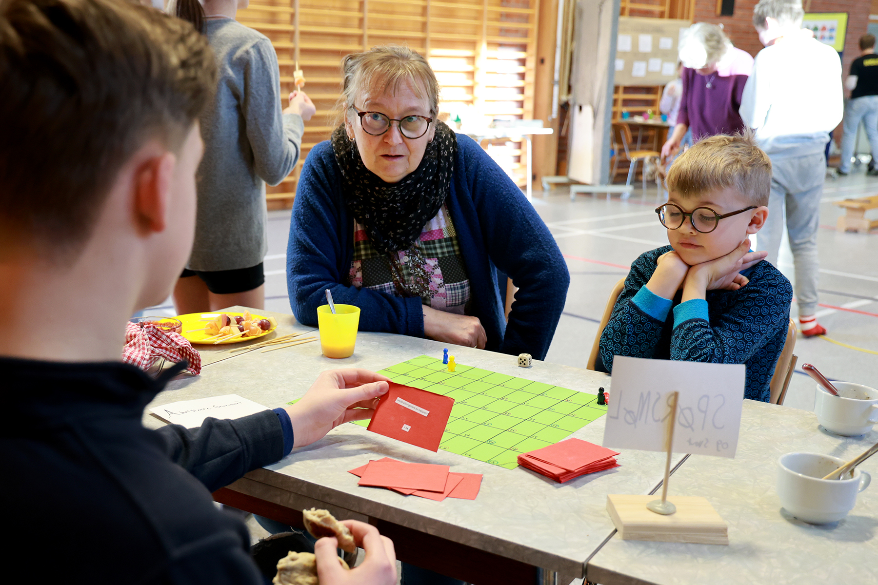 U-trinnet hadde lagd et brettspill, som rektor Solgunn R. Ekker og Edvard fikk pr&oslash;ve.