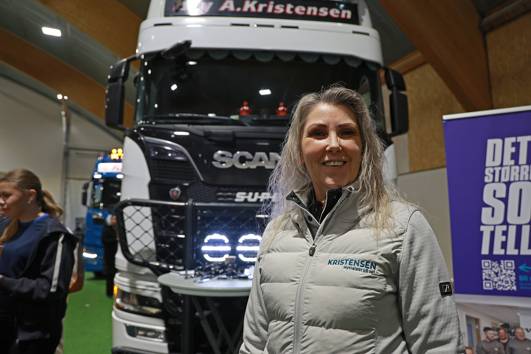 Nina Wahlen i Kristensen Transport trenger &aring;tte nye ansatte innen 1. juli, og var p&aring; messa for &aring; reklamere for bransjen.