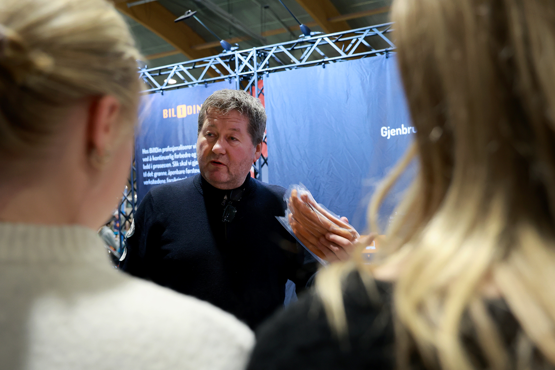 Bjarne Br&oslash;ndbo serverte p&oslash;lser og reklamerte for det nye faget kj&oslash;ret&oslash;ydemontering.