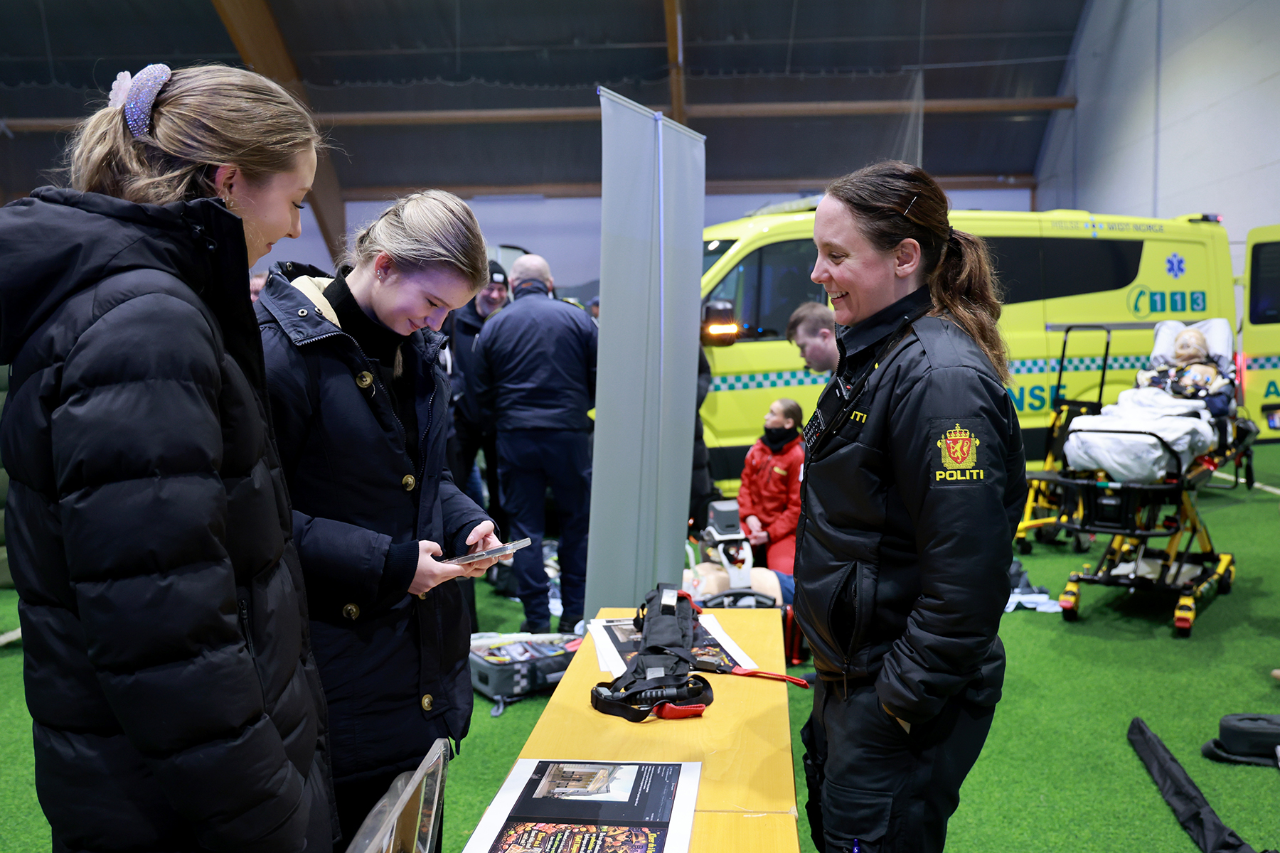 Nora Hanesand (til venstre) og Lisbeth Dolmseth pr&oslash;vde seg p&aring; etterforskeroppgaven hos politikontakt Ann Karin Lingen.