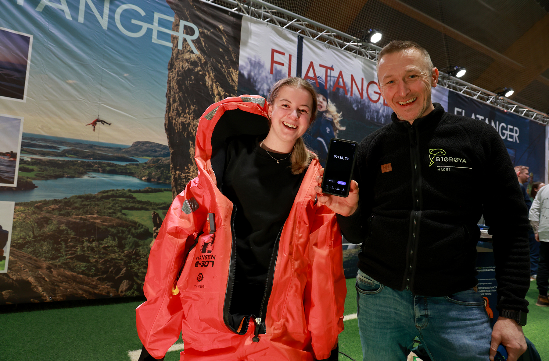 Sunniva Geillein fra R&oslash;rvik vant Bj&oslash;r&oslash;yas konkurranse, og kledte p&aring; seg overlevelsesdrakten p&aring; 28 sekunder. Magne Nordfjellmark var imponert. - Ikke mange klarer det under 30 sekunder, sier han, mens Sunniva forteller at hun har pr&oslash;vd f&oslash;r - som elev p&aring; maritim linje ved Ytre Namdal videreg&aring;ende.