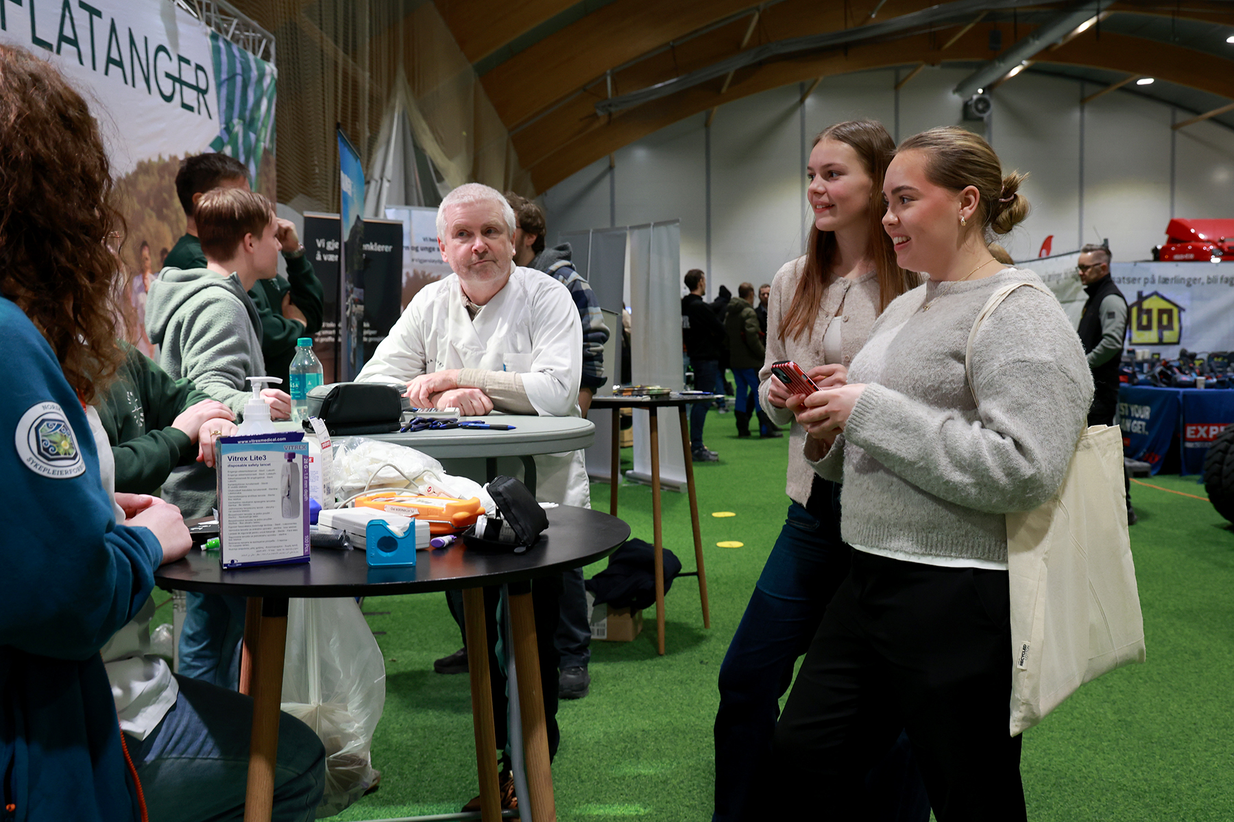 Tone-Elise D&oslash;lvik g&aring;r p&aring; helse og oppvekstfag og Erle Aakervik Olsen p&aring; musikk. De kan begge tenke seg sommer jobb innen pleie og omsorg i Flatanger.