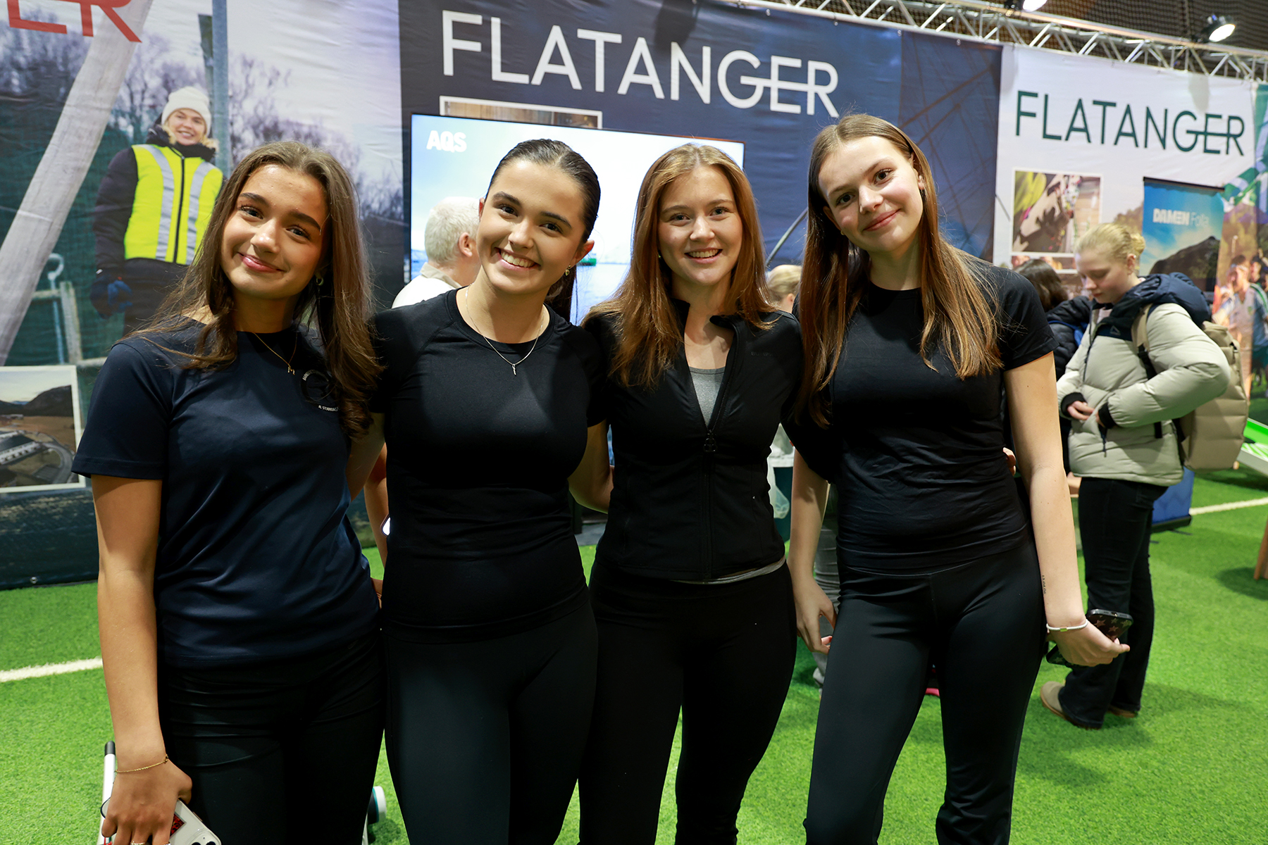 Eline D&oslash;lvik (til venstre), Linnea Ekker D&oslash;lvik, Kristina Hatland og Tone-Elise D&oslash;lvik g&aring;r alle p&aring; videreg&aring;ende, og de fant mye spennende &aring; se p&aring; utdanningsmessa i Namsoshallen.