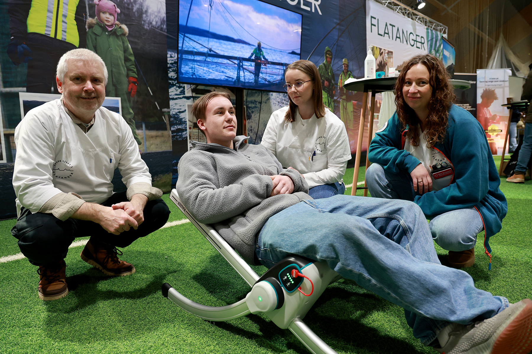 Mattias Hanssen er testpilot n&aring;r flatangringene demonstrerer den nye heisen som gj&oslash;r det mulig for en person &aring; f&aring; en annen person som har falt, opp p&aring; f&oslash;ttene igjen. Fra venstre: H&aring;vard Angen Haarstadstrand, Matilde Hanssen og Siri Ovesen.