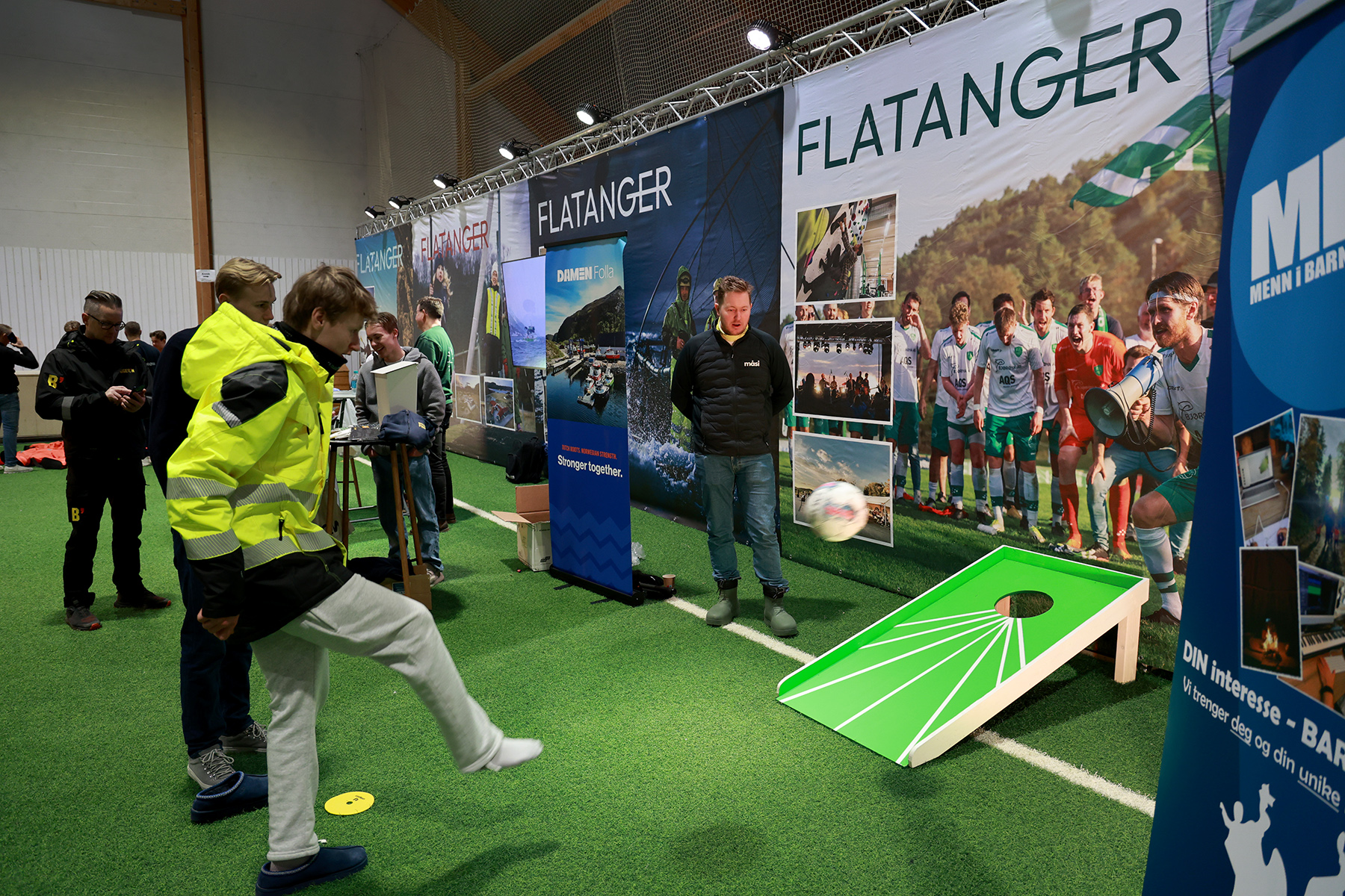 Jens Martin Olsen lot folk f&aring; pr&oslash;ve fotballferdighetene, og her er det Leon Nilthon som tester skuddfoten.