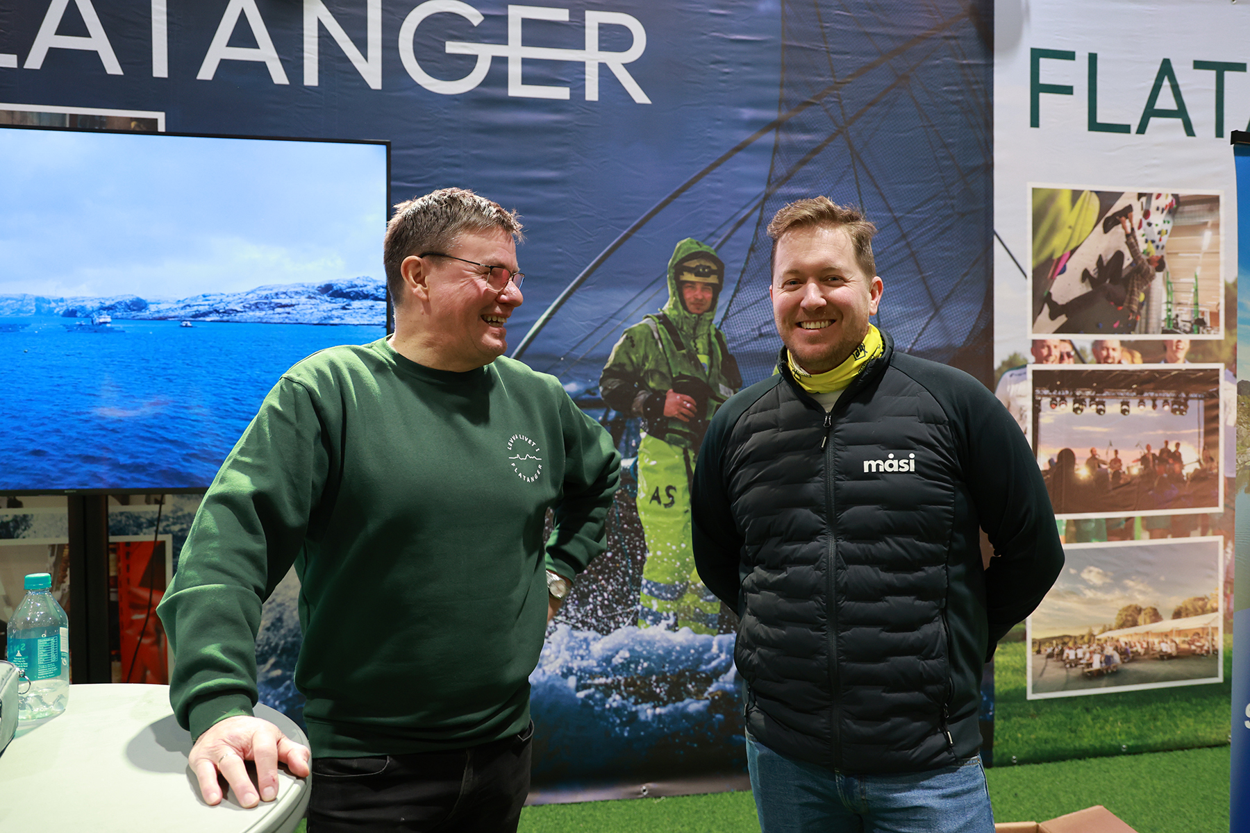 Rune Str&oslash;m (til venstre) er leder i n&aelig;ringsforumet, som hadde engasjert Jens Martin Olsen i M&aring;si til &aring; bygge en felles stand for Flatanger.