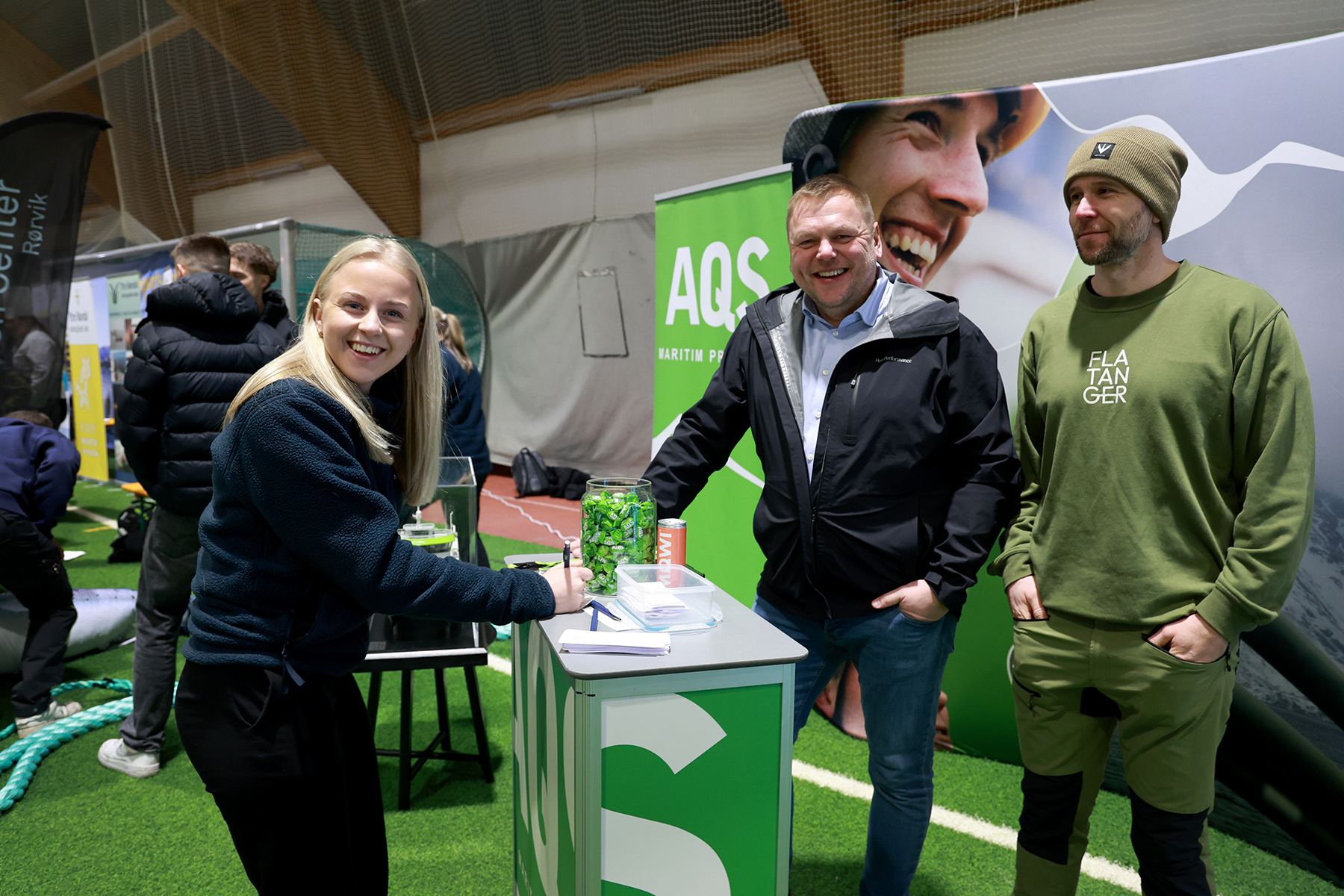Helene Hammernes er l&aelig;ring hos Salmar, og var innom AQS og slo av en prat med P&aring;l Anders Lauvsnes og K&aring;re M&oslash;ksvoll. 