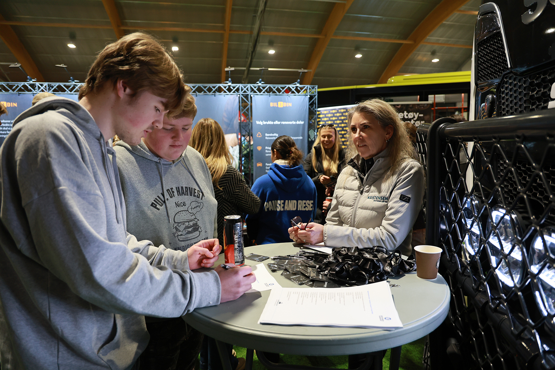 Axel Buner Hanslien (til venstre) og Chris Henrik Dille pr&oslash;ver seg p&aring; en quiz hos Nina Wahlen i Kristensen Transport.