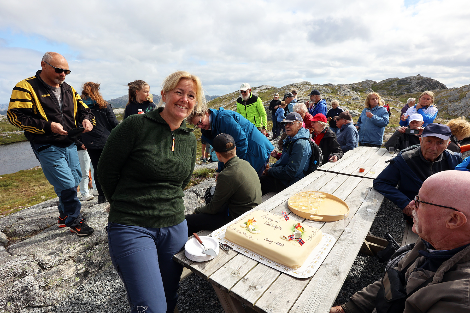 Beate Ramberg Myren kunne by p&aring; ei stor marsipankake da utsiktshytta ble &aring;pnet.