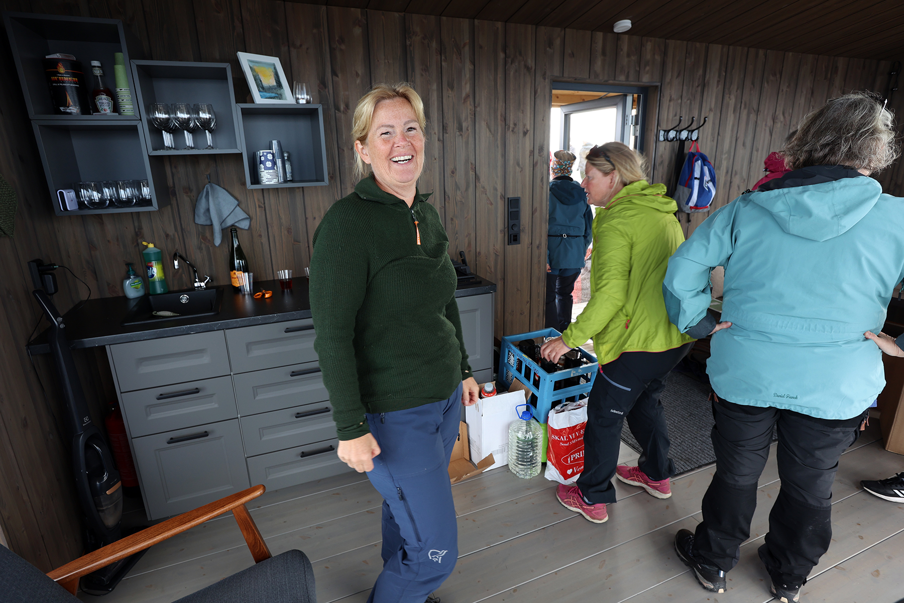 Utsiktshytta er innredet med minikj&oslash;kken, og det er mulig &aring; leie den for overnatting, forteller Beate Ramberg Myren.