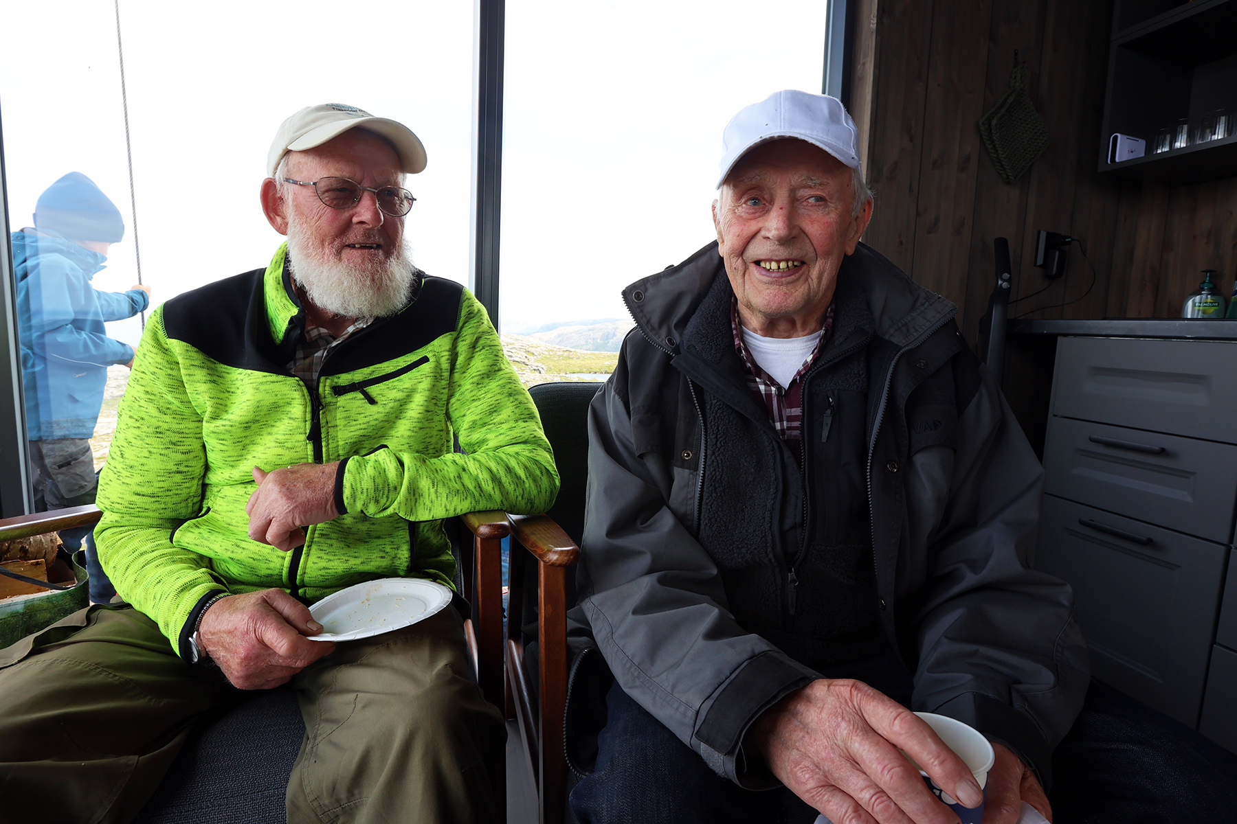 Reidar S&oslash;raa (til venstre) og Kolbj&oslash;rn Ottesen var imponert over hytta, og glade for &aring; skyss opp med helikopter.