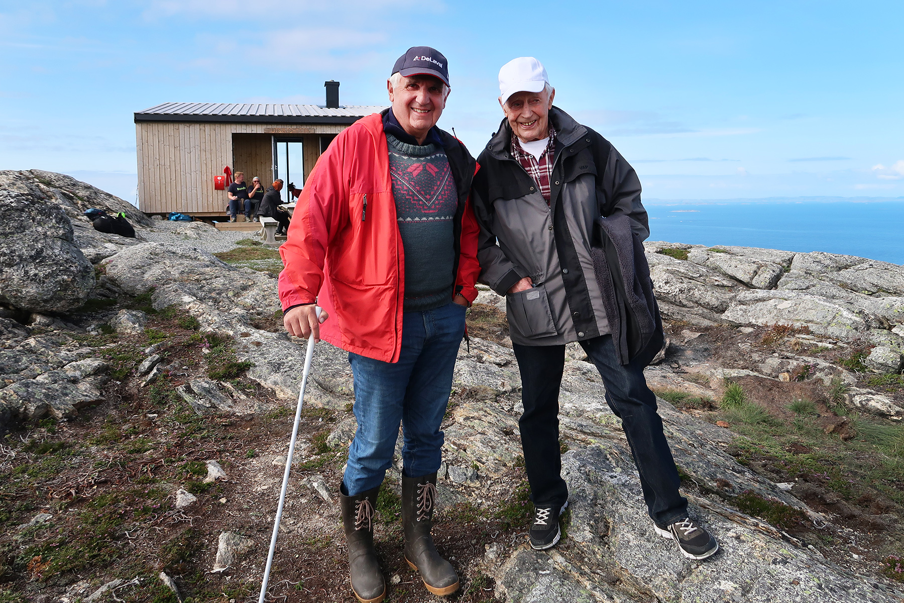 To gode kamerater, Trond Str&oslash;m og Kolbj&oslash;rn Ottesen, p&aring; tur mot helikopteret etter en fin dag p&aring; fjellet.