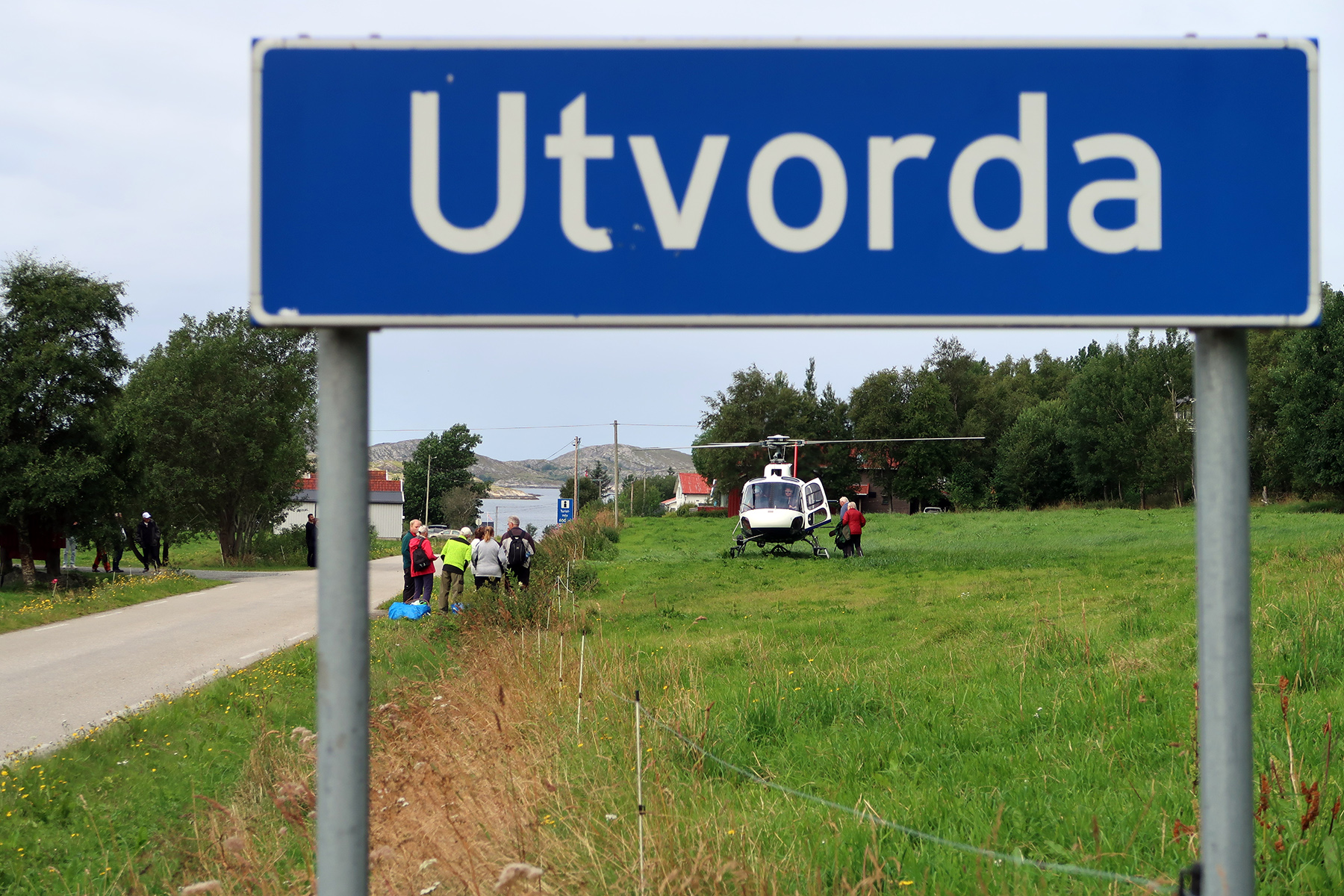 Fra et jorde p&aring; Utvorda gikk helikopteret i skytteltrafikk for &aring; frakte folk opp p&aring; fjellet til den offisielle &aring;pninga.