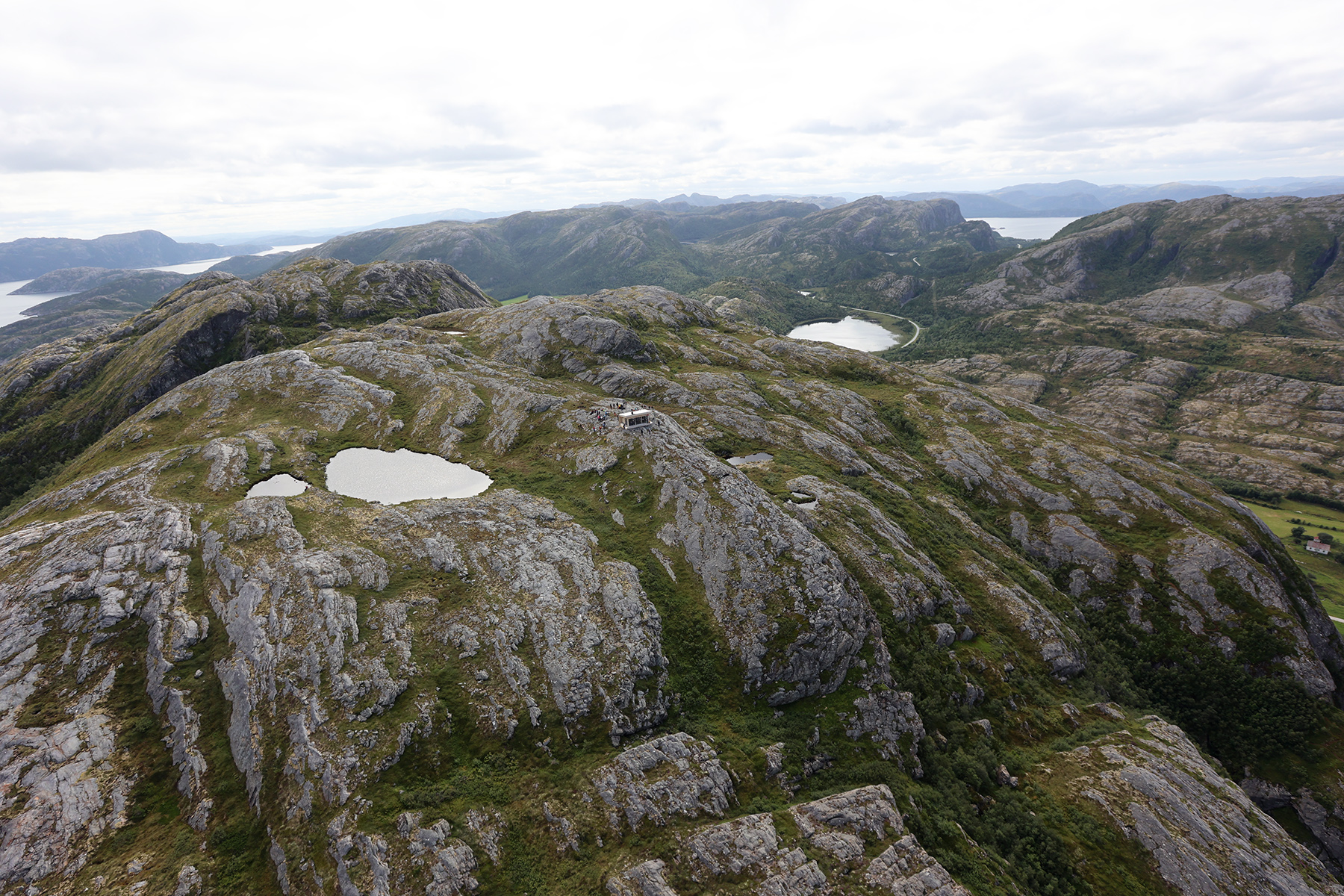 Hytta blir lita sett fra lufta.