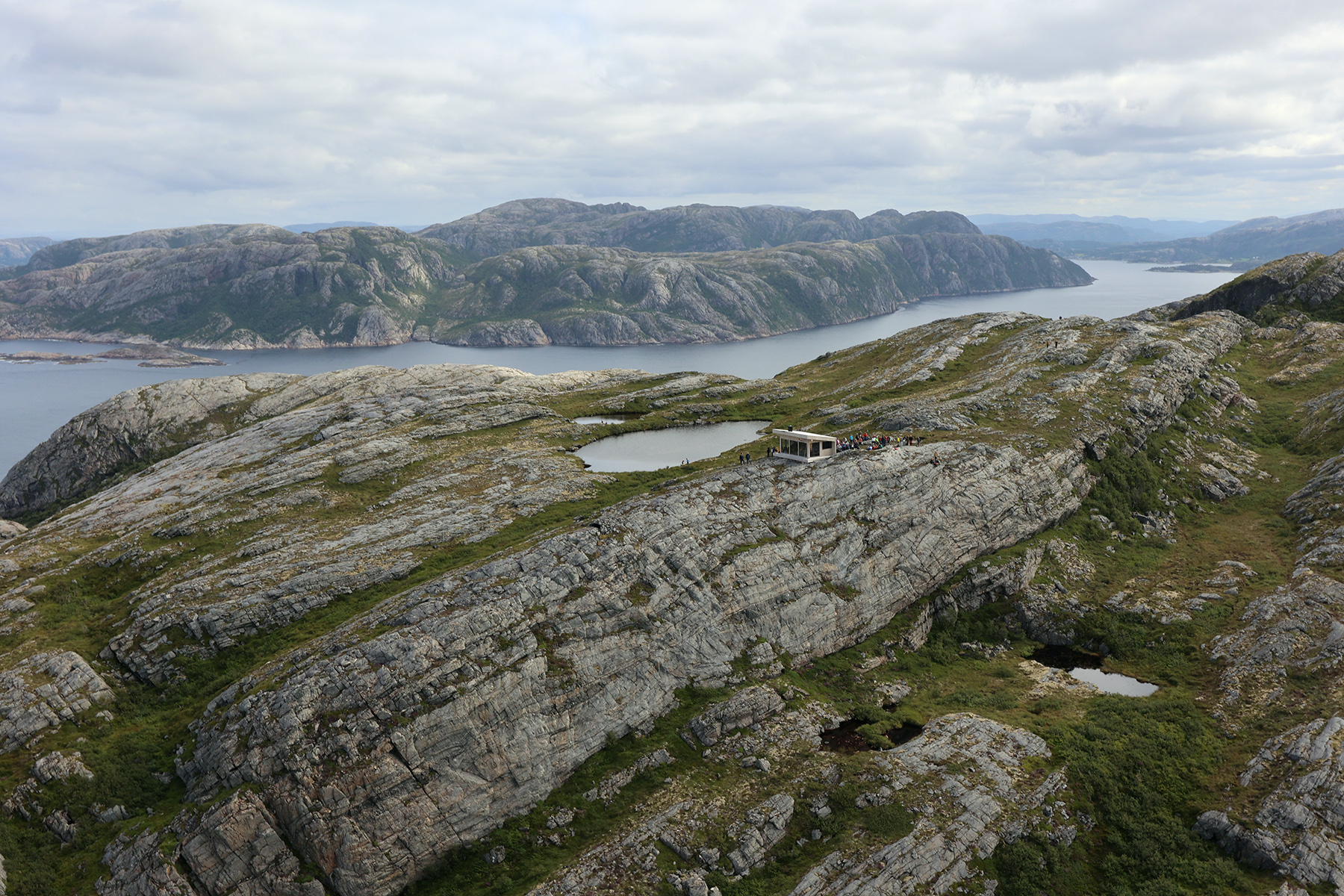 Utsiktshytta ligger p&aring; 274 meter over havet, med en enorm utsikt. Adkomsten er derimot krevende, og derfor foresl&aring;s det n&aring; &aring; bygge ei lang trapp. (Arkivbilde)