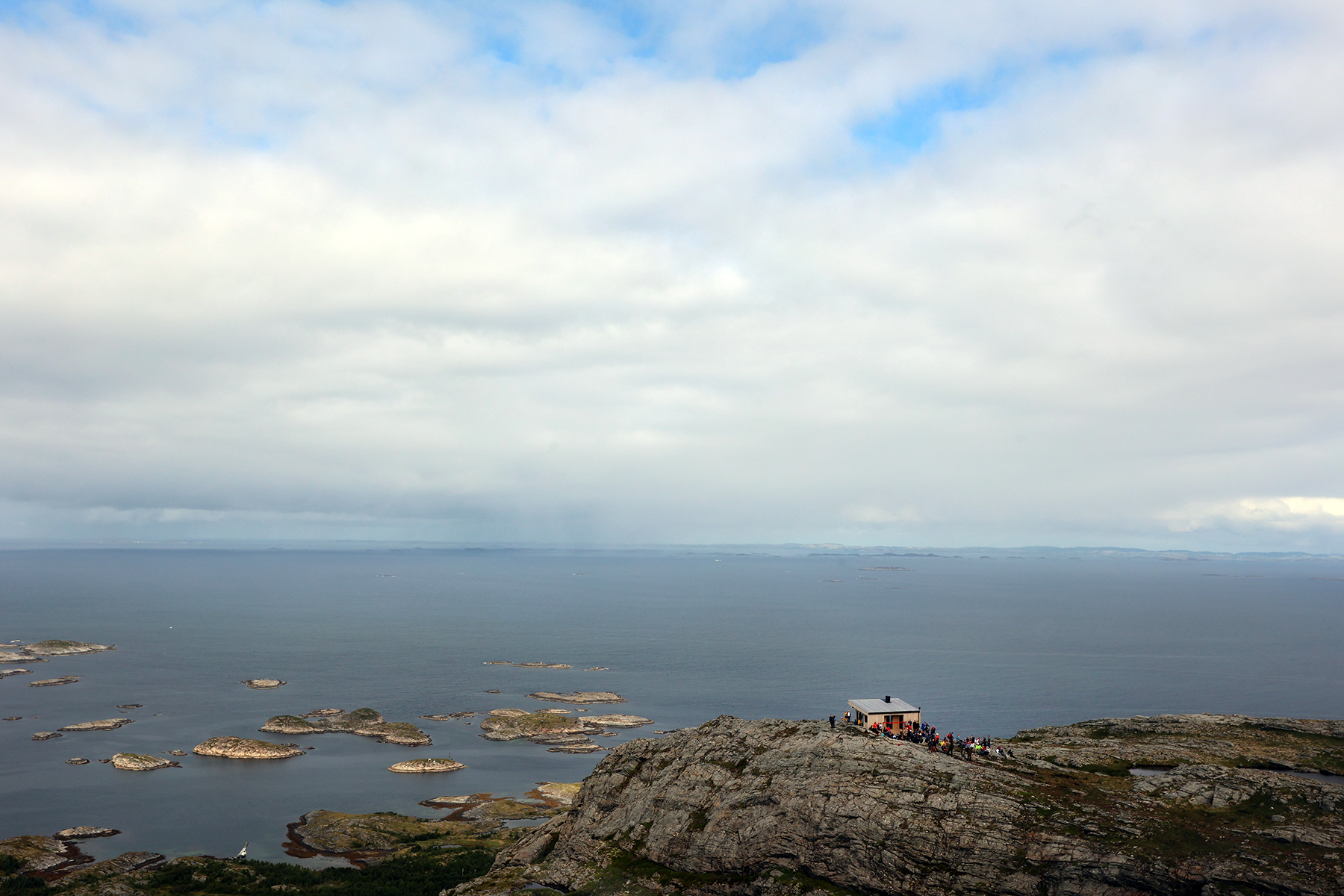 Utsikthytta ligger med en fantastisk utsikt over Folla.