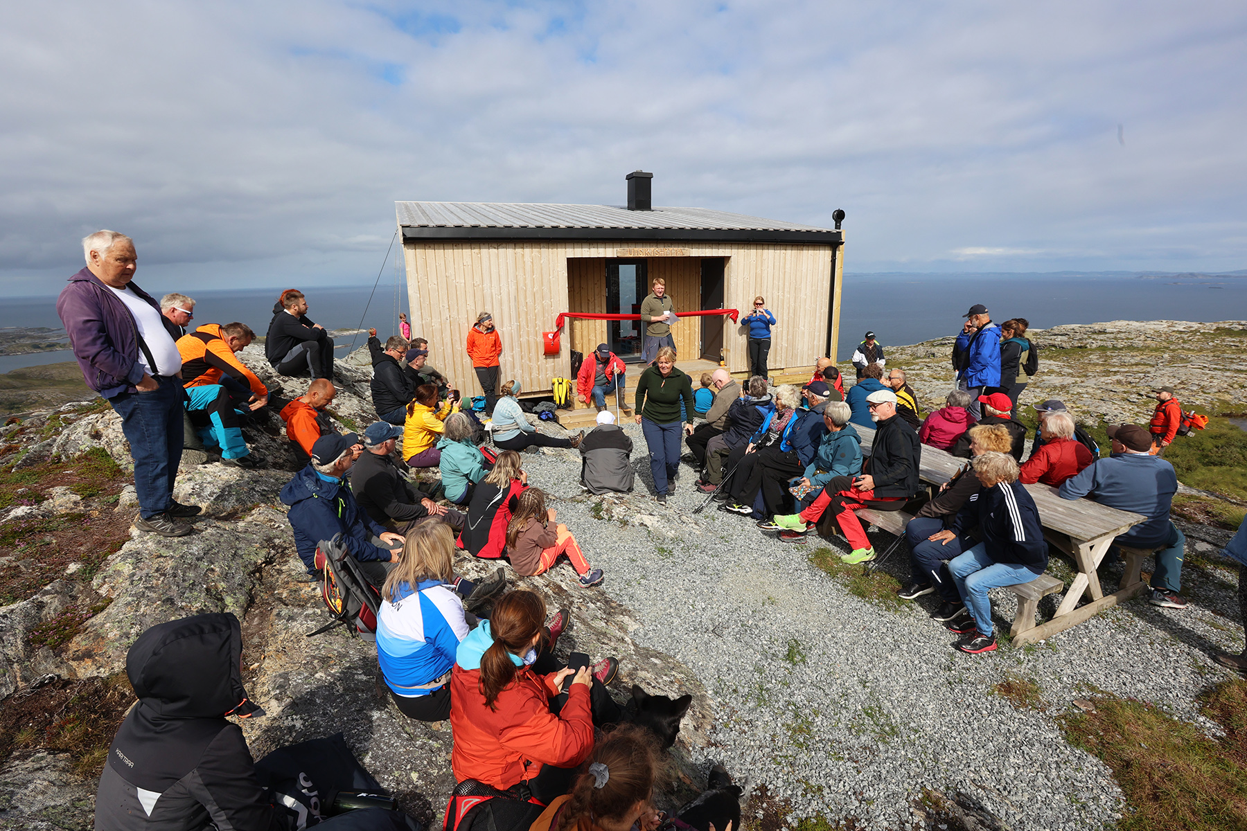 Rundt 100 personer hadde tatt turen opp til utsiktshytta og den offisielle &aring;pninga. &Oslash;ivind Str&oslash;m &oslash;nsket velkommen.
