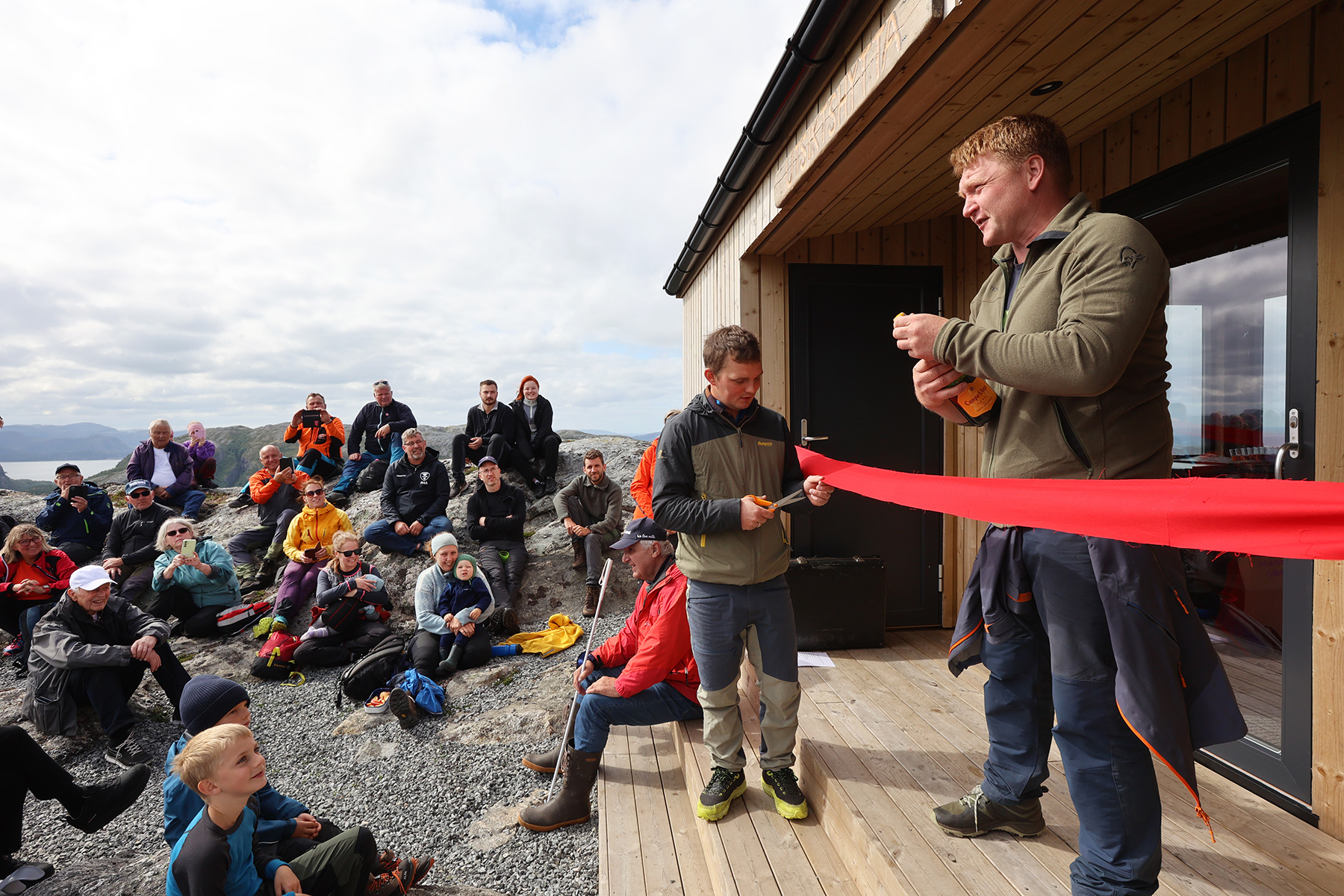 Ole Marius S&oslash;berg Angell fikk &aelig;ren av &aring; klippe snora, mens &Oslash;ivind Str&oslash;m sto for salutten. 