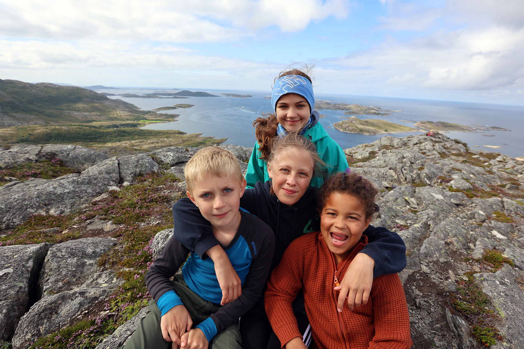 De yngste storkoste seg p&aring; fjellet og likte den flotte utsikten. Foran fra venstre: Jakob (7), Eline Natalie (12) og Anna Marie (7). Bak Malin (12).